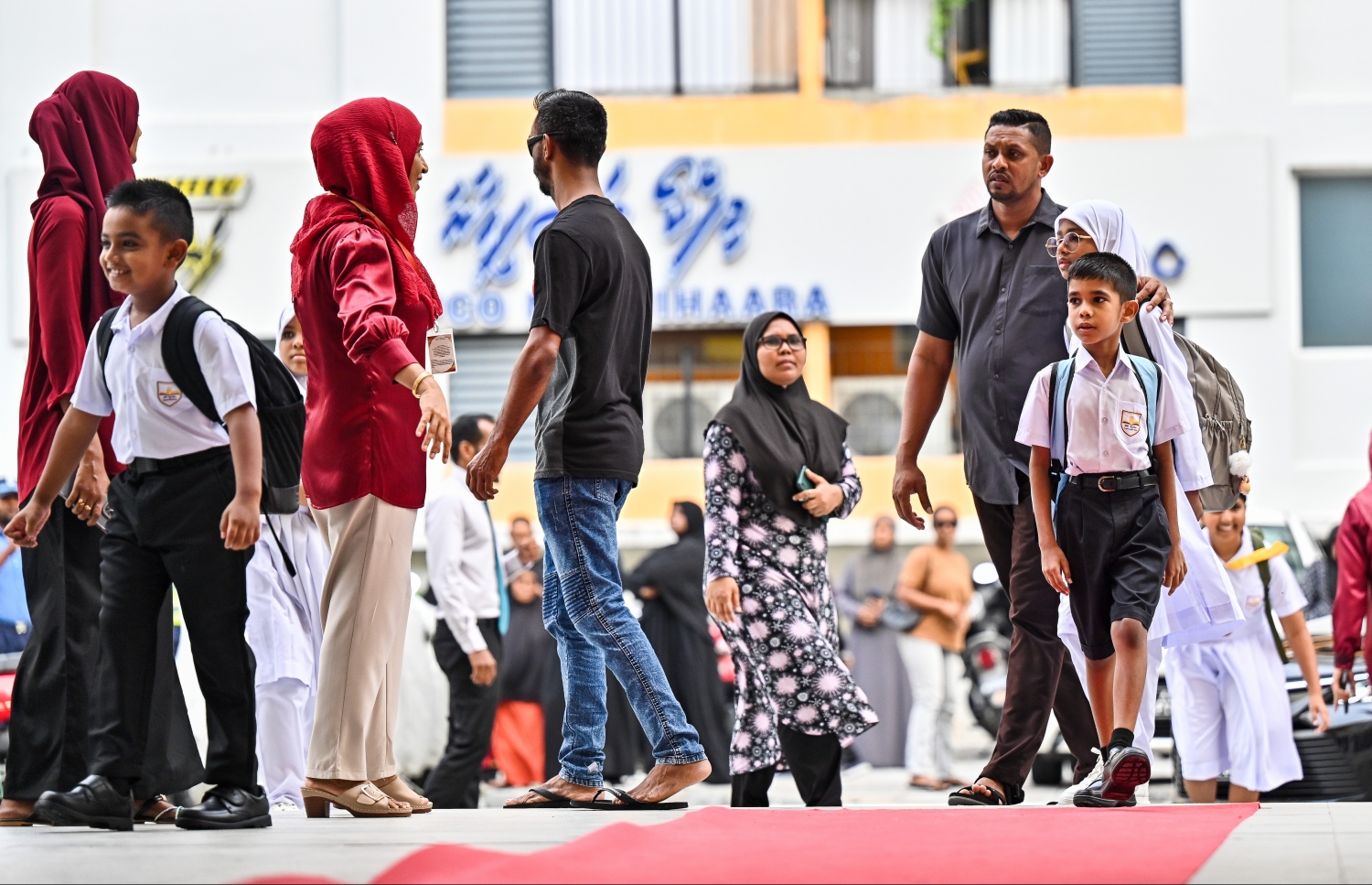 ދިރާސީ އާ އަހަރުގެ ފުރަތަމަ ދުވަހު ސަލާހުއްދީންގެ ދަރިވަރުން ސްކޫލަށް ދަނީ: މާލޭ ސަރަހައްދުގެ ސްކޫލުތަކުގެ ގްރޭޑް އެކެއް ފިޔަވައި އެހެން ގްރޭޑްތަކަށް ވަނުމަށް 2081 ދަރިވަރުން ހުށަހެޅި -- ފޮޓޯ: ފަޔާޒު މޫސާ | މިހާރު