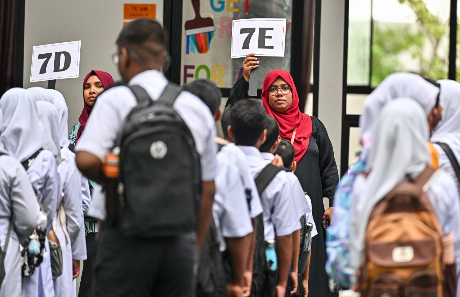 ދިރާސީ އާ އަހަރުގެ ފުރަތަމަ ދުވަހު ސްކޫލް ދަރިވަރުން ހޯލްތެރޭގައި ލައިން ހަދަނީ: ސަރުކާރުގެ ސްކޫލުތަކުގައި 12،662 ޓީޗަރުން މަސައްކަތްކުރާނެ. އެއީ 10،729 ދިވެހި ޓީޗަރުންނާއި 1،933 ބިދޭސީ ޓީޗަރުން. -- ފޮޓޯ: ފަޔާޒު މޫސާ | މިހާރު