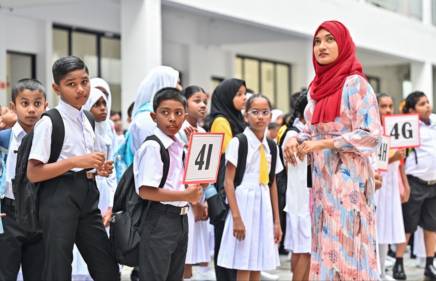 ދިރާސީ އާ އަހަރުގެ ފުރަތަމަ ދުވަހު ސަލާހުއްދީން ސްކޫލު ކުއްޖަކު ކްލާސް ބޯޑް ހިފައިގެން.--- ފޮޓޯ: ފަޔާޒު މޫސާ | މިހާރު