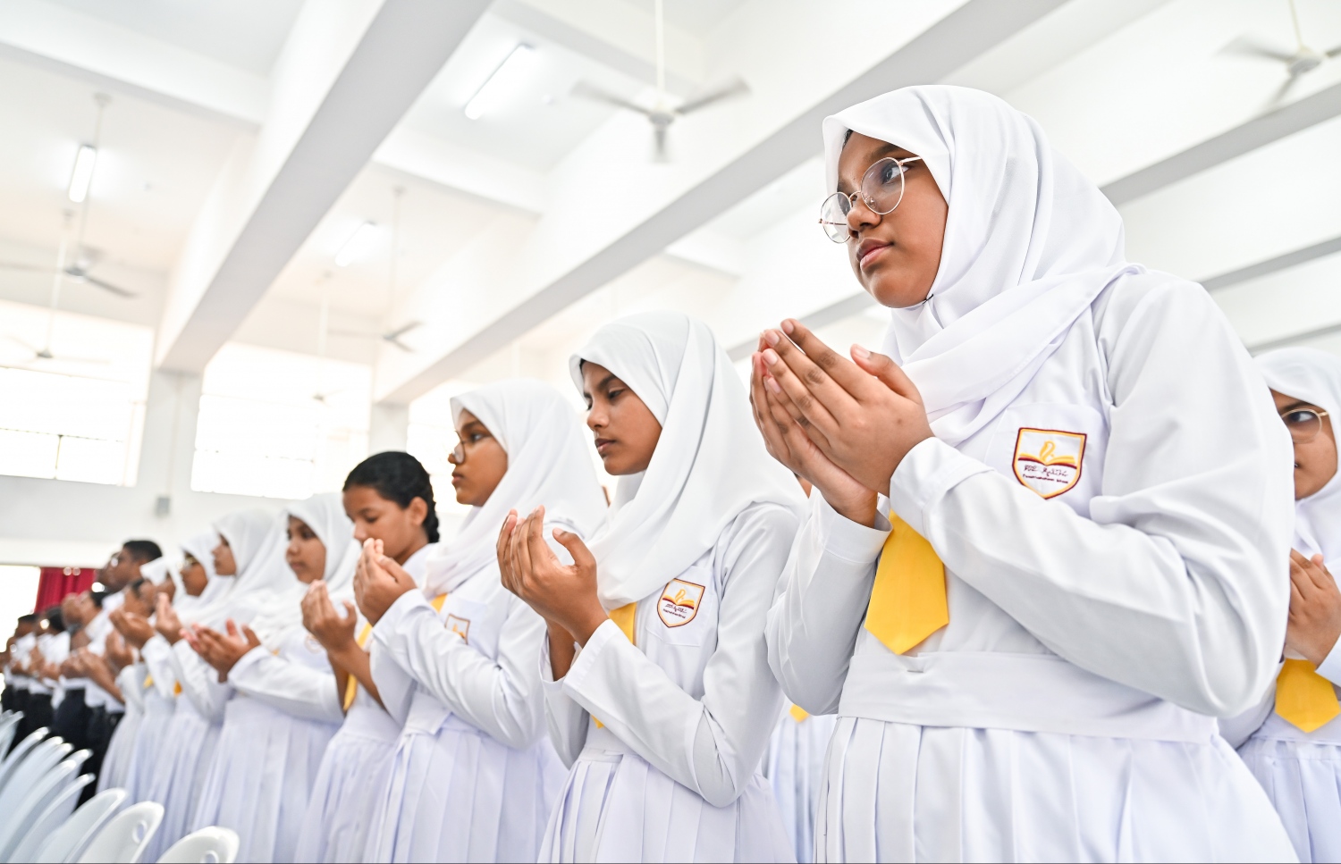 ދިރާސީ އާ އަހަރުގެ ކިޔެވުން ފެށުމުގެ ގޮތުން ސަލާހުއްދީން ސްކޫލުގައި ބޭއްވުނު ހާއްސަ އެސެމްބްލީގައި އެ ސްކޫލު ދަރިވަރުން ދުވަހާ ގުޅޭ ދުއާ އެއް ކުރަނީ -- ފޮޓޯ: ފަޔާޒު މޫސާ | މިހާރު