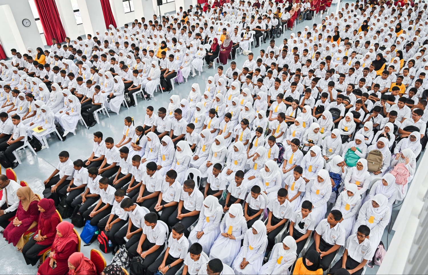 ދިރާސީ އާ އަހަރުގެ ކިޔެވުން ފެށުމުގެ ގޮތުން ސަލާހުއްދީން ސްކޫލުގައި ބޭއްވުނު ހާއްސަ އެސެމްބްލީގައި އެ ސްކޫލުގެ ދަރިވަރުން ބައިވެރިވަނީ، މި އެސެމްބްލީގައި އެޑިއުކޭޝަން މިނިސްޓަރު ޑރ އިސްމާއިލް ޝަފީއު ވަނީ ބައިވެރިވެ ވަޑައިގެންފަ -- ފޮޓޯ: ފަޔާޒު މޫސާ | މިހާރު