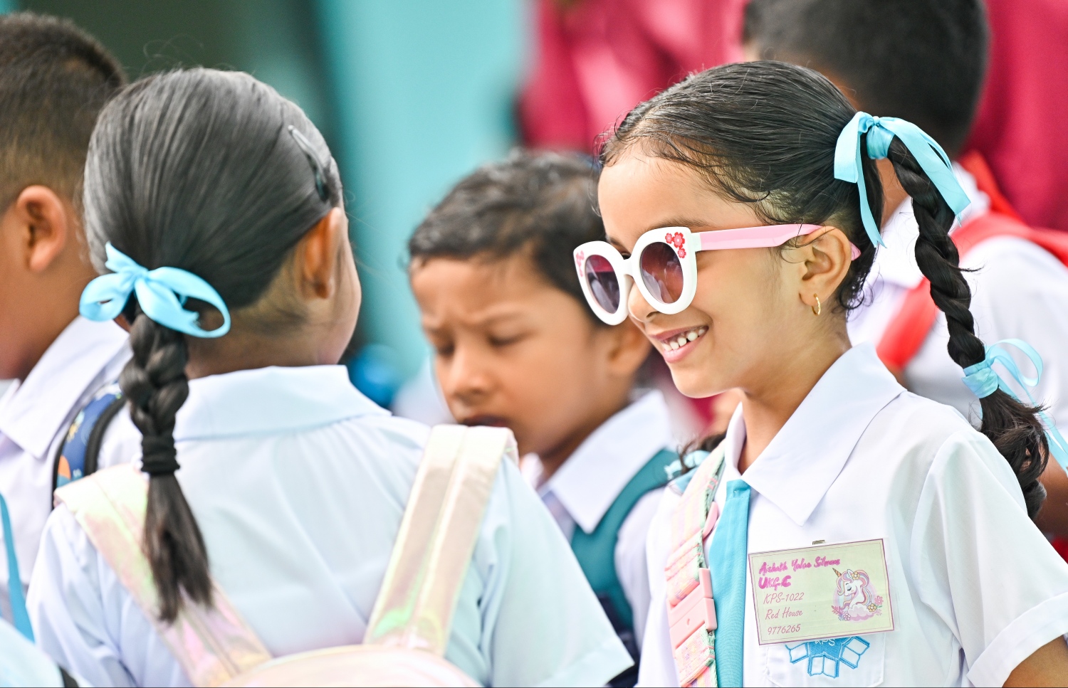 ދިރާސީ އާ އަހަރުގެ ކިޔެވުން ފެށި ފުރަތަމަ ދުވަހު ކާމިލް ދީދީ ސްކޫލުގެ ދަރިވަރަކު ސްކޫލު ހޯލުގައި ލައިން ހަދައިގެން -- ފޮޓޯ: ފަޔާޒު މޫސާ | މިހާރު