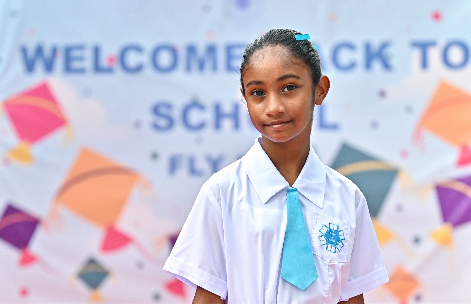 ދިރާސީ އާ އަހަރުގެ ކިޔެވުން ފެށި ފުރަތަމަ ދުވަހު ކާމިލް ދީދީ ސްކޫލުގެ ދަރިވަރަކު ސްކޫލުގައި ބެހެއްޓިފައިވާ ބޯޑްކައިރީ ފޮޓޯއަކަށް ހުއްޓިލައިގެން -- ފޮޓޯ: ފަޔާޒު މޫސާ | މިހާރު