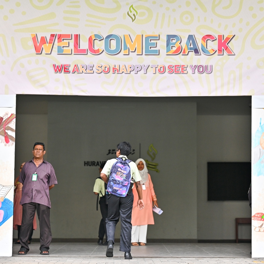 ރެހެންދި ސްކޫލް ދަރިވަރުން ދިރާސީ އާ އަހަރުގެ ފުރަތަމަ ދުވަހު ކިޔެވުމަށް ސްކޫލަށް ވަންނަނީ -- ފޮޓޯ: ފަޔާޒު މޫސާ | މިހާރު