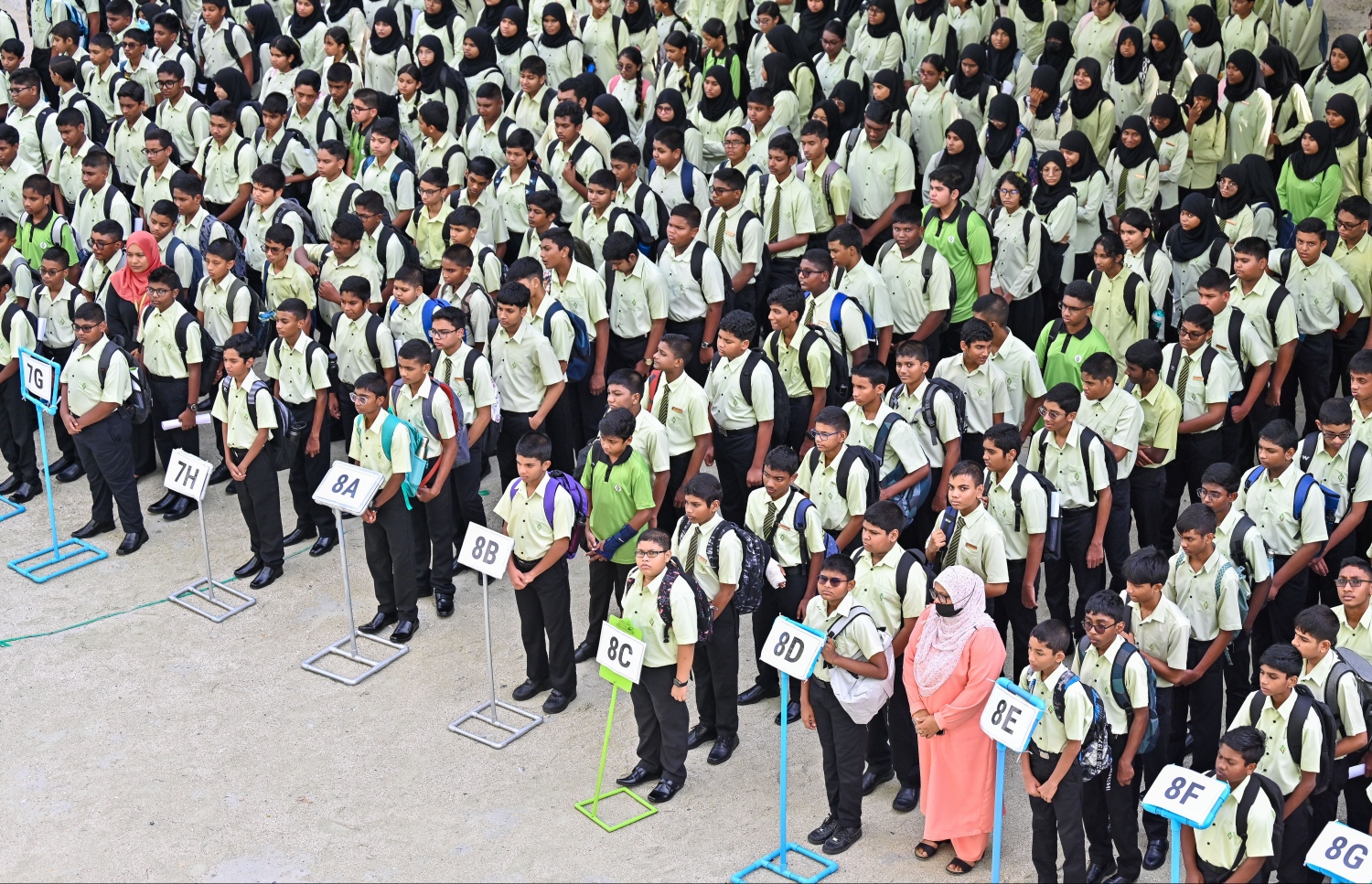 ދިރާސީ އާ އަހަރުގެ ކިޔެވުން ފެށުމުގެ ގޮތުން ހުރަވީ ސްކޫލުގައި ބޭއްވުނު ހާއްސަ އެސެމްބްލީގައި އެ ސްކޫލުގެ ދަރިވަރުން ބައިވެރިވަނީ -- ފޮޓޯ: ފަޔާޒު މޫސާ | މިހާރު