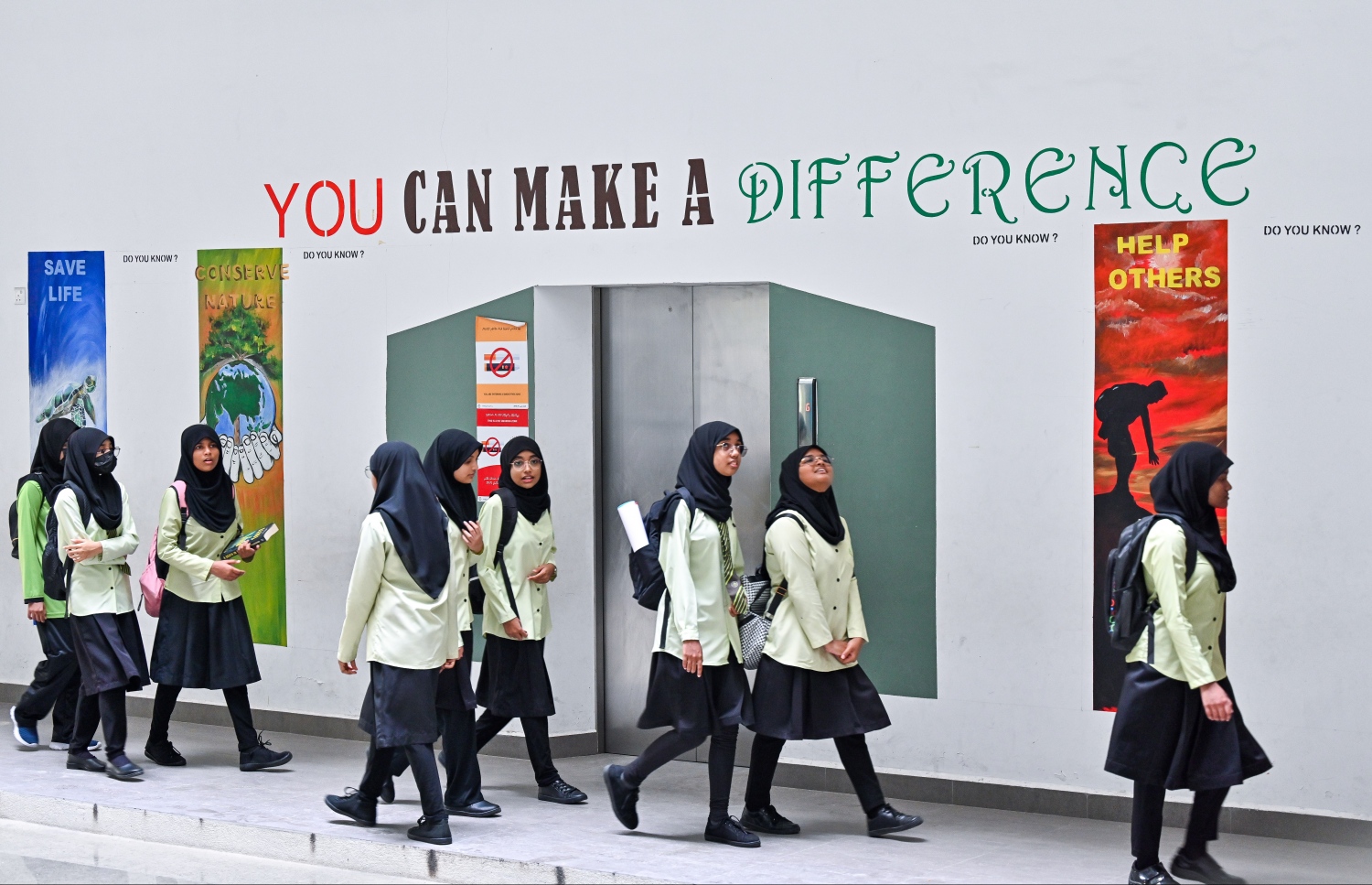 ދިރާސީ އާ އަހަރުގެ ކިޔެވުން ފެށުމުގެ ގޮތުން ހުރަވީ ސްކޫލުގައި ބޭއްވުނު ހާއްސަ އެސެމްބްލީއަށް ފަހު ދަރިވަރުން ކްލާސްތަކަށް ދަނީ -- ފޮޓޯ: ފަޔާޒު މޫސާ | މިހާރު