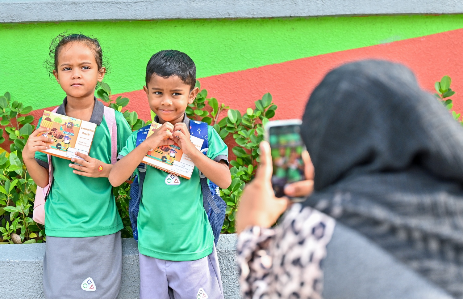 ދިރާސީ އާ އަހަރުގެ ކިޔެވުން ފެށި ފުރަތަމަ ދުވަހު ލިޓްލް ޖެމްސް ޕްރީ ސްކޫލްގެ ދަރިވަރުންތަކެއް ސްކޫލު ބޭރުގައި ފޮޓޯއެއް ނެގުމަށް ހުއްޓިލައިގެން -- ފޮޓޯ: ފަޔާޒު މޫސާ | މިހާރު