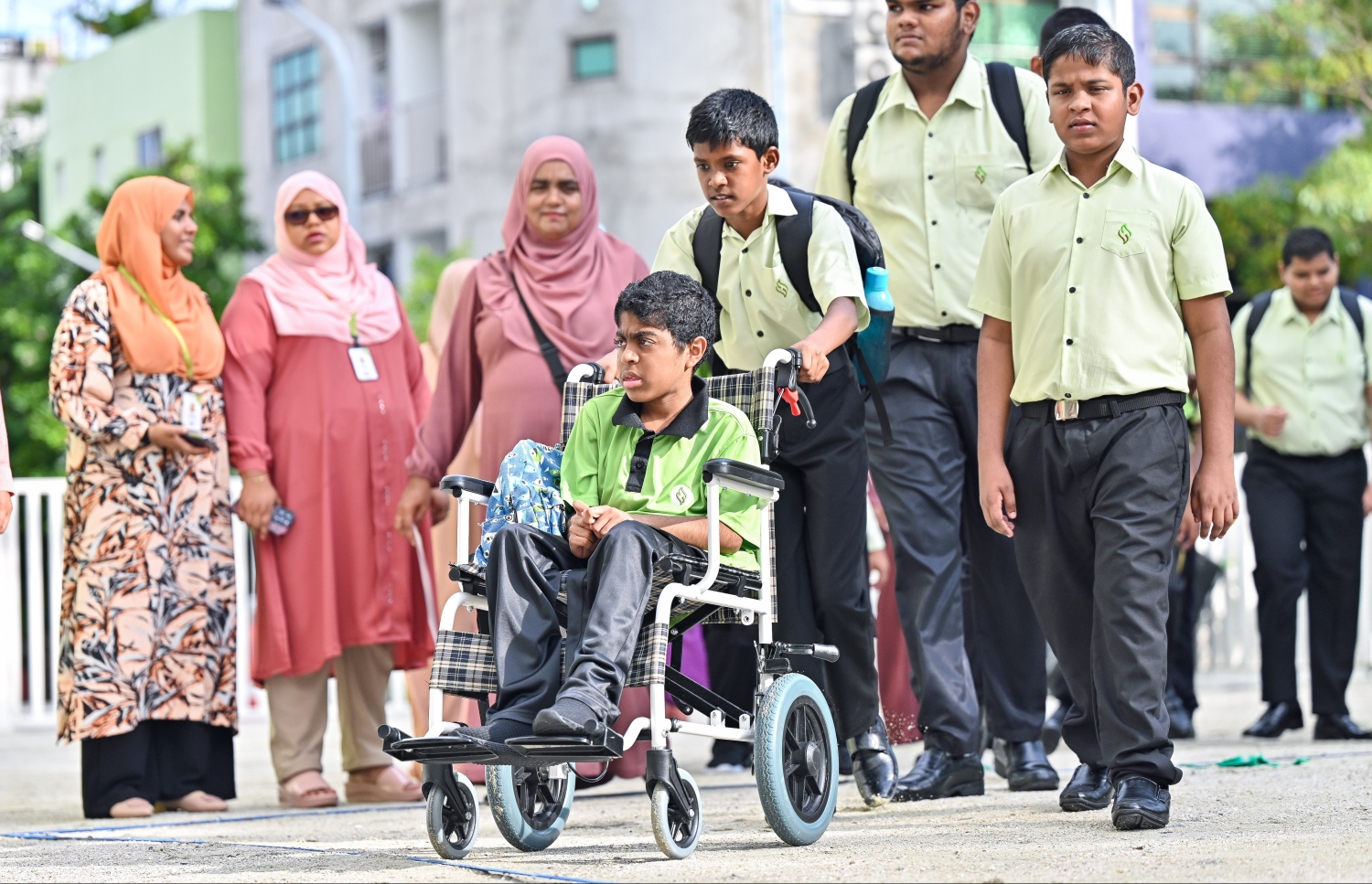 ދިރާސީ އާ އަހަރުގެ ކިޔެވުން ފެށުމުގެ ގޮތުން ހުރަވީ ސްކޫލުގައި ބޭއްވި ހާއްސަ އެސެމްބްލީއަށް ފަހު، އެ ސްކޫލުގައި ކިޔަވަމުންދާ ހާއްސަ އެހީއަށް ބޭނުންވާ ދަރިވަރަކު ގޮވައިގެން ކުދިންތަކެއް ދަނީ -- ފޮޓޯ: ފަޔާޒު މޫސާ | މިހާރު