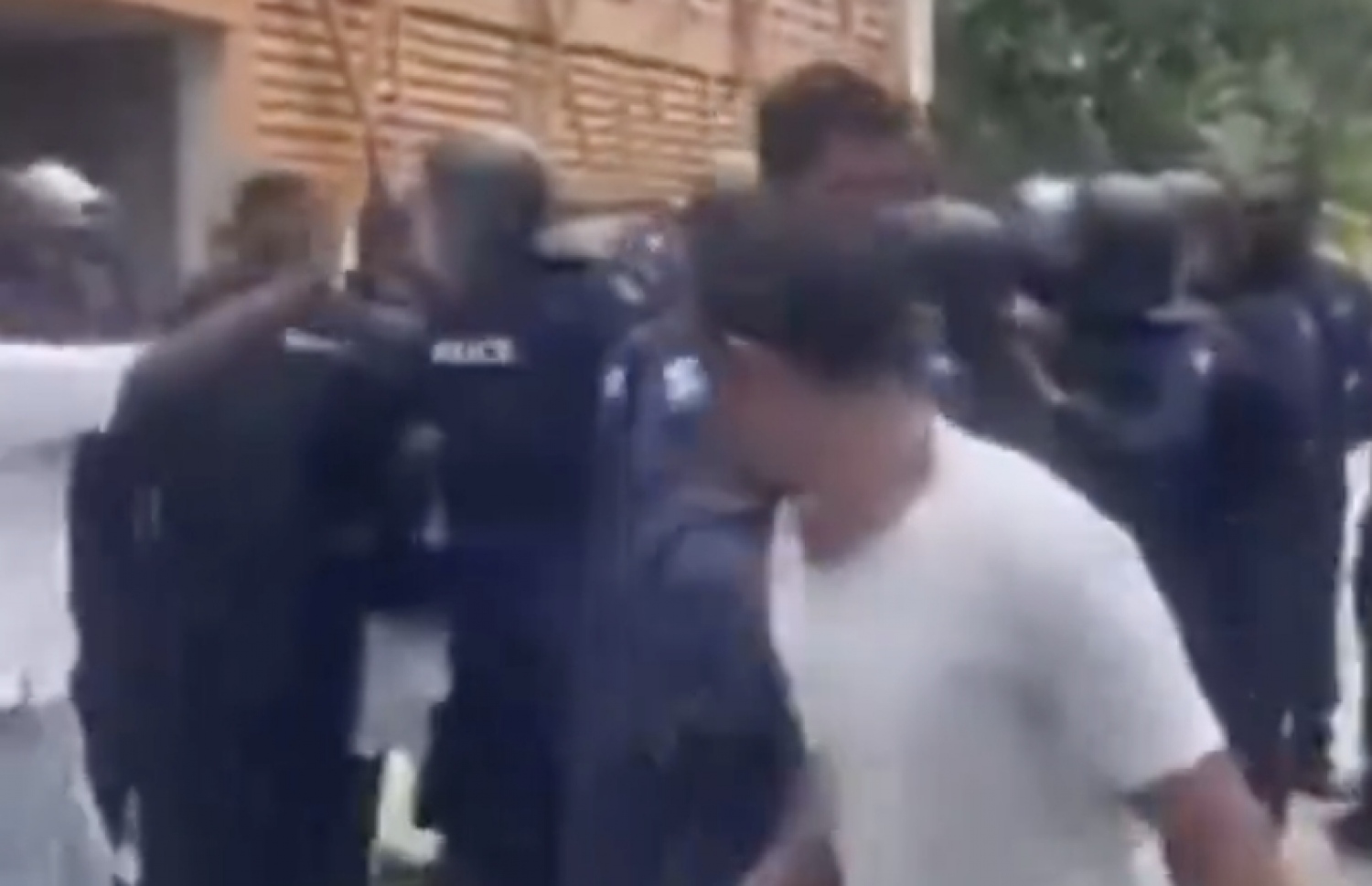 ދަރިން މަންމައާ ހަވާލުކުރުމަށް އެމީހާއާ އެކު ނަރުދޫއަށް ދިޔަ ފުލުހުންނާއި ކުދިންގެ ބައްޕަ އާއިލާގެ މީހުންނާ މެދު ހިނގި ހަމަނުޖެހުން