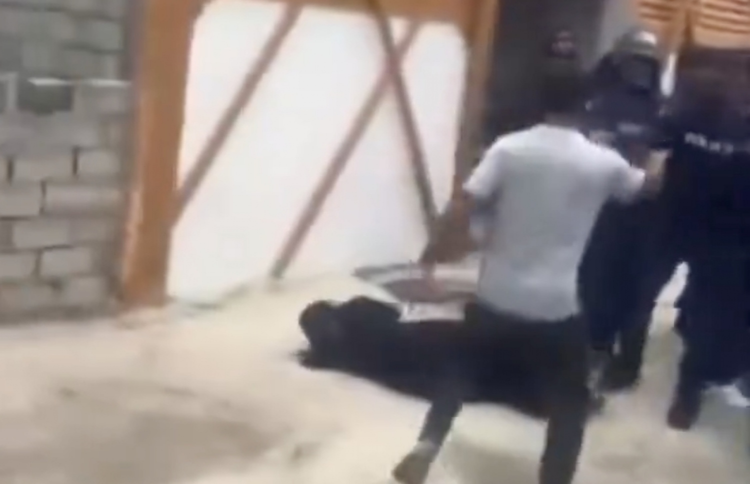 ނަރުދޫގައި އިއްޔެ ހިނގި ހަމަނުޖެހުމުގައި ފުލުހުންގެ އަތުން ޖެހި އަންހެނަކު ބިންމައްޗަށް ވެއްޓިފައި