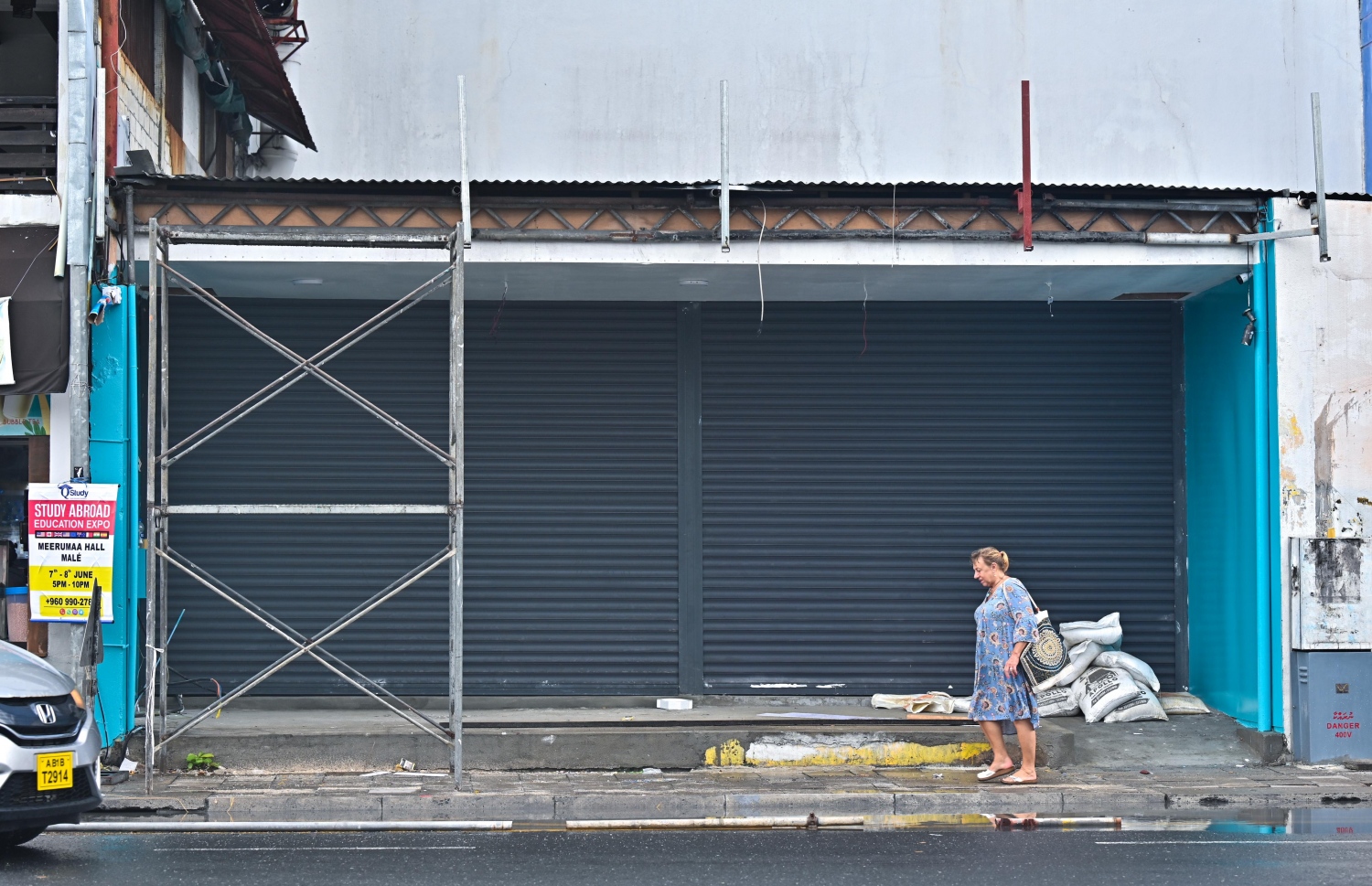 އެމްޑީޕީ އާއި ޑިމޮކްރެޓްސް އިން ހަރުގެ ހިންގި ހ. ވެޔޮވިލާ ޕީއެންސީން ނަގާފައި: ހަރުގެ މަރާމާތުކޮށް ބޭރުގައި ޕީއެންސީގެ ކުލަ ލާން ވަނީ ފަށާފައި--ފޮޓޯ: ފަޔާޒް މޫސާ | މިހާރު