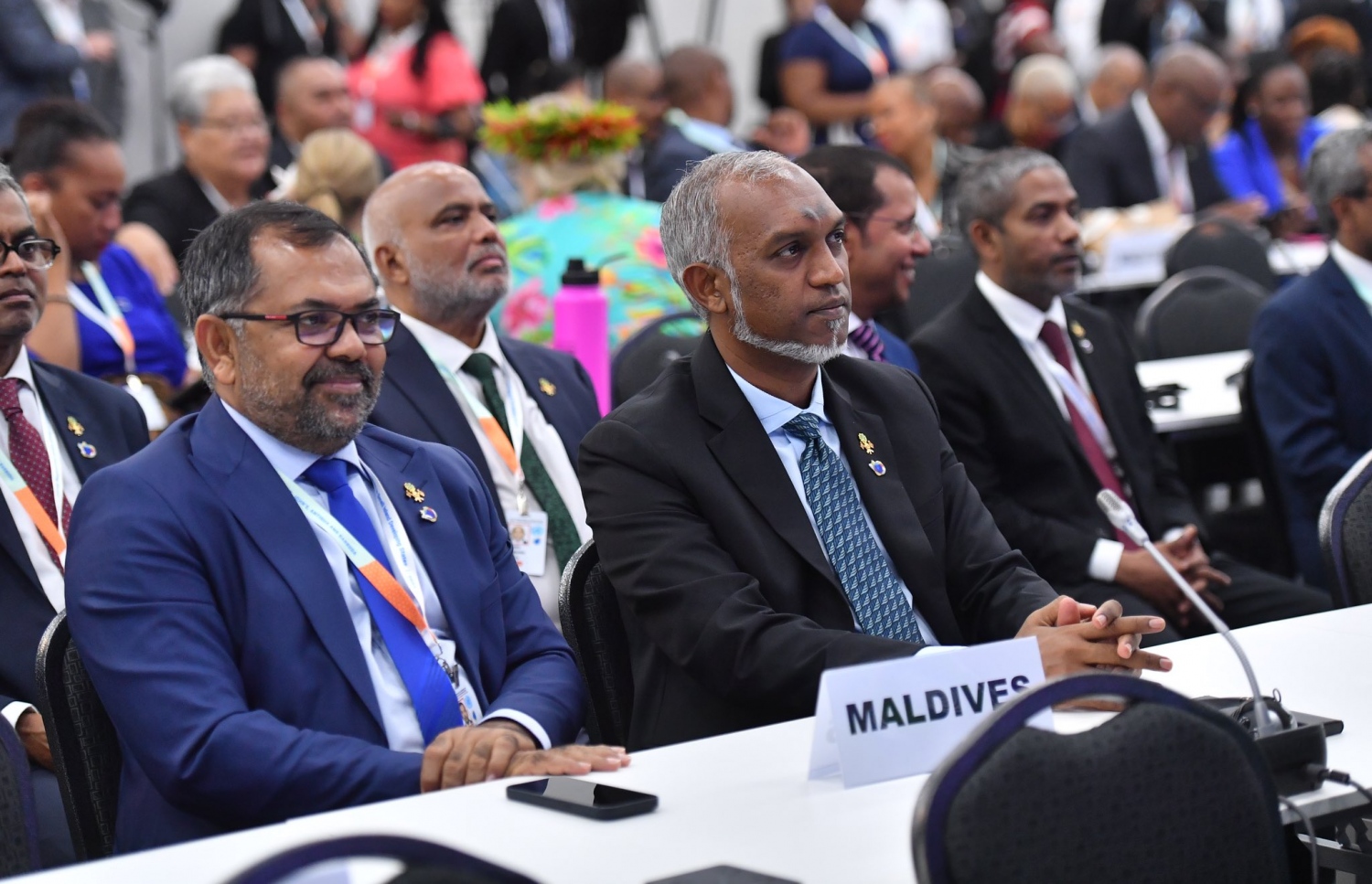 ސިޑްސް ކޮންފަރެންސްގެ ފުރަތަމަ ބައްދަލުވުމުގައި ރައީސް މުއިއްޒާއި ފޮރިން މިނިސްޓަރު ޒަމީރު.-- ފޮޓޯ: ރައީސް އޮފީސް