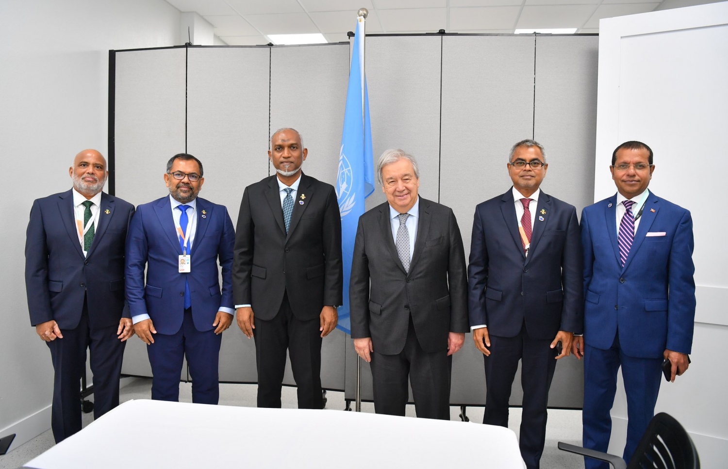 ސިޑްސް ކޮންފަރެންސްގެ ހަވާސާގައި ރައީސް ޑރ. މުހައްމަދު މުއިއްޒު އާއި މިނިސްޓަރުން އދ. ގެ ސެކްރެޓަރީ ޖެނެރަލް އެންޓޮނިއޯ ގަޓަރެސްއާ ބައްދަލުކުރެއްވުން.-- ފޮޓޯ: ރައީސް އޮފީސް