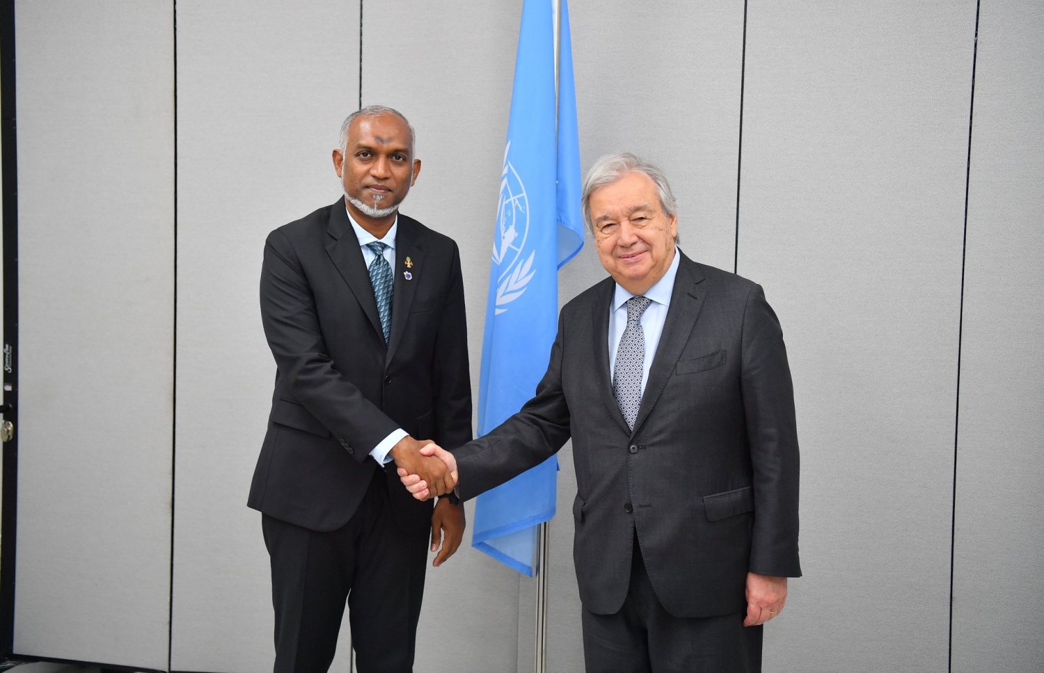 ސިޑްސް ކޮންފަރެންސްގެ ހަވާސާގައި ރައީސް ޑރ. މުހައްމަދު މުއިއްޒު، އދ. ގެ ސެކްރެޓަރީ ޖެނެރަލް އެންޓޮނިއޯ ގަޓަރެސްއާ ބައްދަލުކުރެއްވުން.-- ފޮޓޯ: ރައީސް އޮފީސް