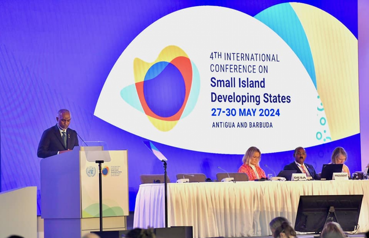 ސިޑްސް ކޮންފަރެންސްގެ ފުރަތަމަ ބައްދަލުވުމުގައި ރައީސް ޑރ. މުހައްމަދު މުއިއްޒު އާއި ފޮރިން މިނިސްޓަރު މޫސާ ޒަމީރު.-- ފޮޓޯ: ރައީސް އޮފީސް