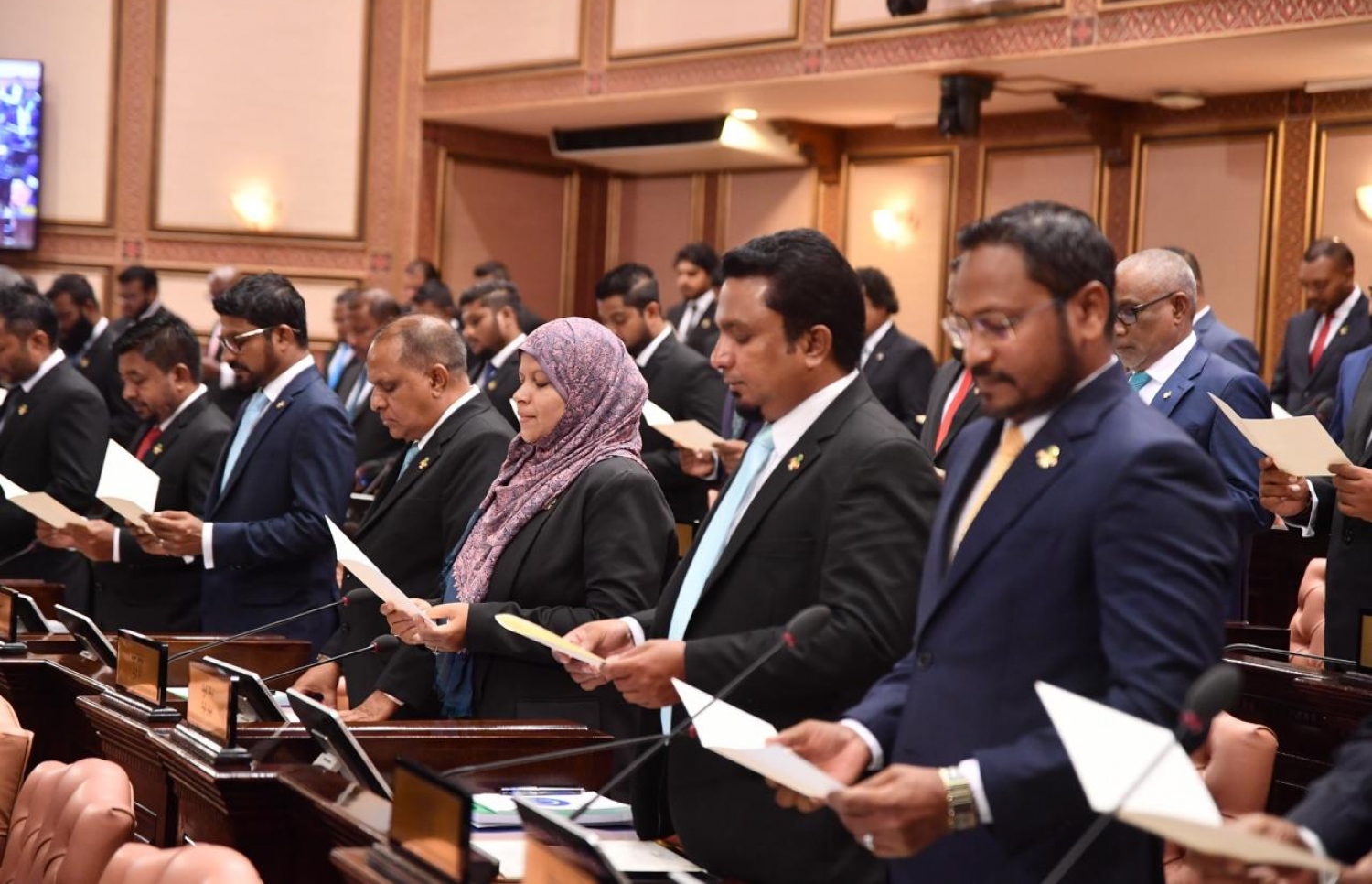 ވިހި ވަނަ ރައްޔިތުންގެ މަޖިލިހުގެ މެމްބަރުން ހުވާކުރައްވަން މިއަދު މަޖިލިހުގެ އިދާރާގައި ބޭއްވި ރަސްމިއްޔާތުގައި ބައެއް މެމްބަރުން ހުވާކުރައްވަނީ.---ފޮޓޯ: މަޖިލިހުގެ އިދާރާ