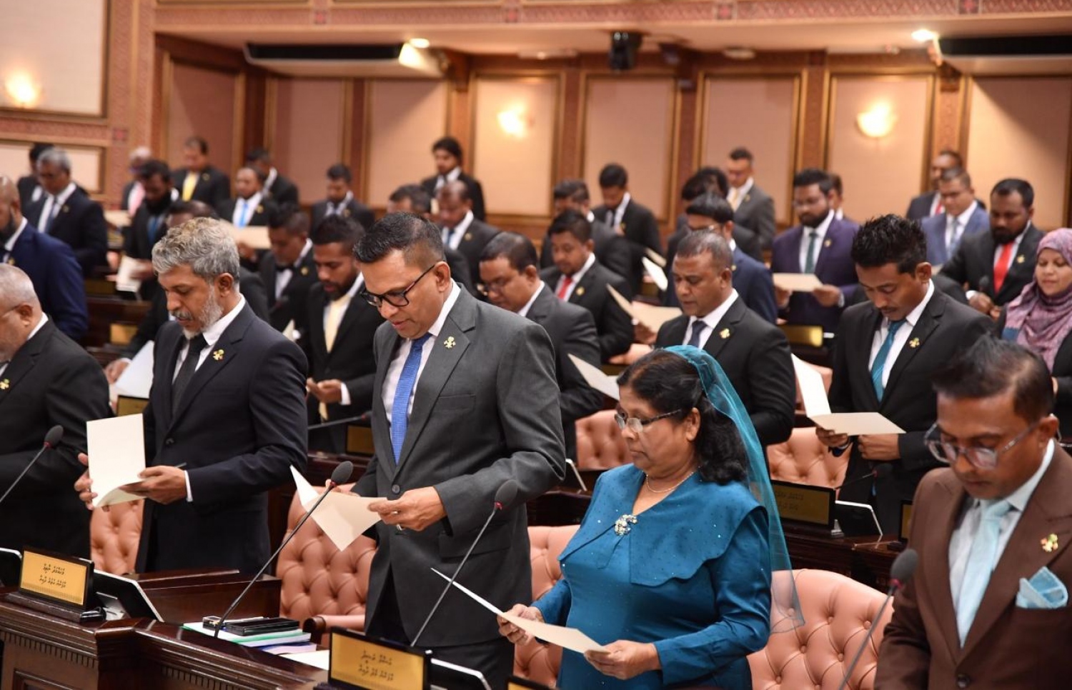 ވިހި ވަނަ ރައްޔިތުންގެ މަޖިލިހުގެ މެމްބަރުން ހުވާކުރައްވަން މިއަދު މަޖިލިހުގެ އިދާރާގައި ބޭއްވި ރަސްމިއްޔާތުގައި ބައެއް މެމްބަރުން ހުވާކުރައްވަނީ.---ފޮޓޯ: މަޖިލިހުގެ އިދާރާ