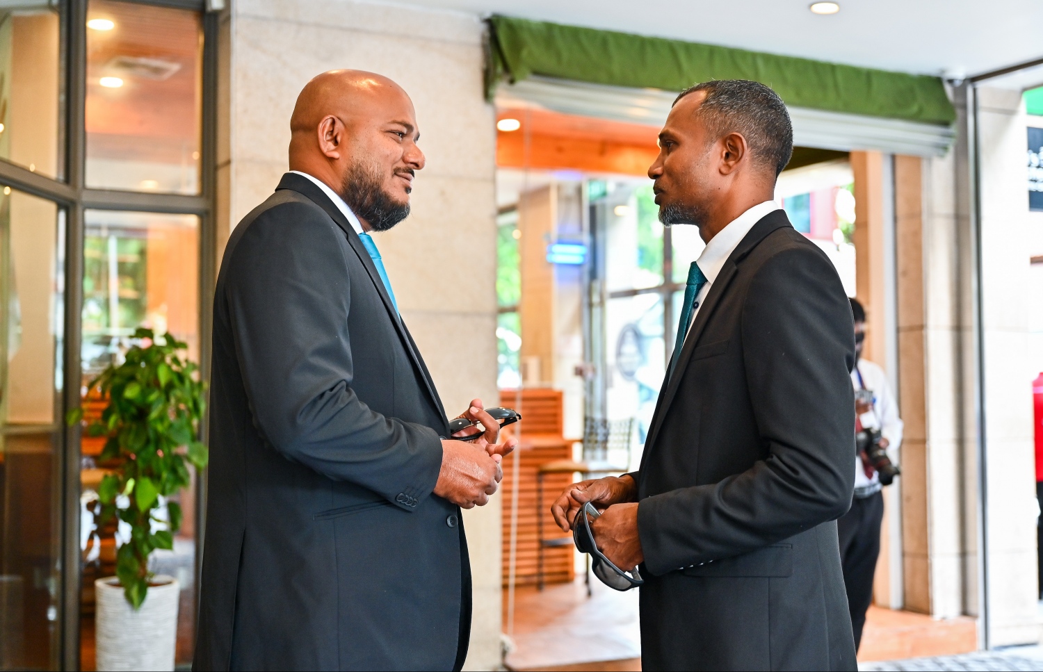 ވިހި ވަނަ ރައްޔިތުންގެ މަޖިލިހަށް އިންތިހާބުކުރި ޕީއެންސީގެ ބޭފުޅުން ހުވާކުރުމުގެ ރަސްމިއްޔާތަށް މީގެ އިރުކޮޅެއް ކުރިން ވަޑައިގަންނަވަނީ.---ފޮޓޯ: ފަޔާޒް މޫސާ| މިހާރު