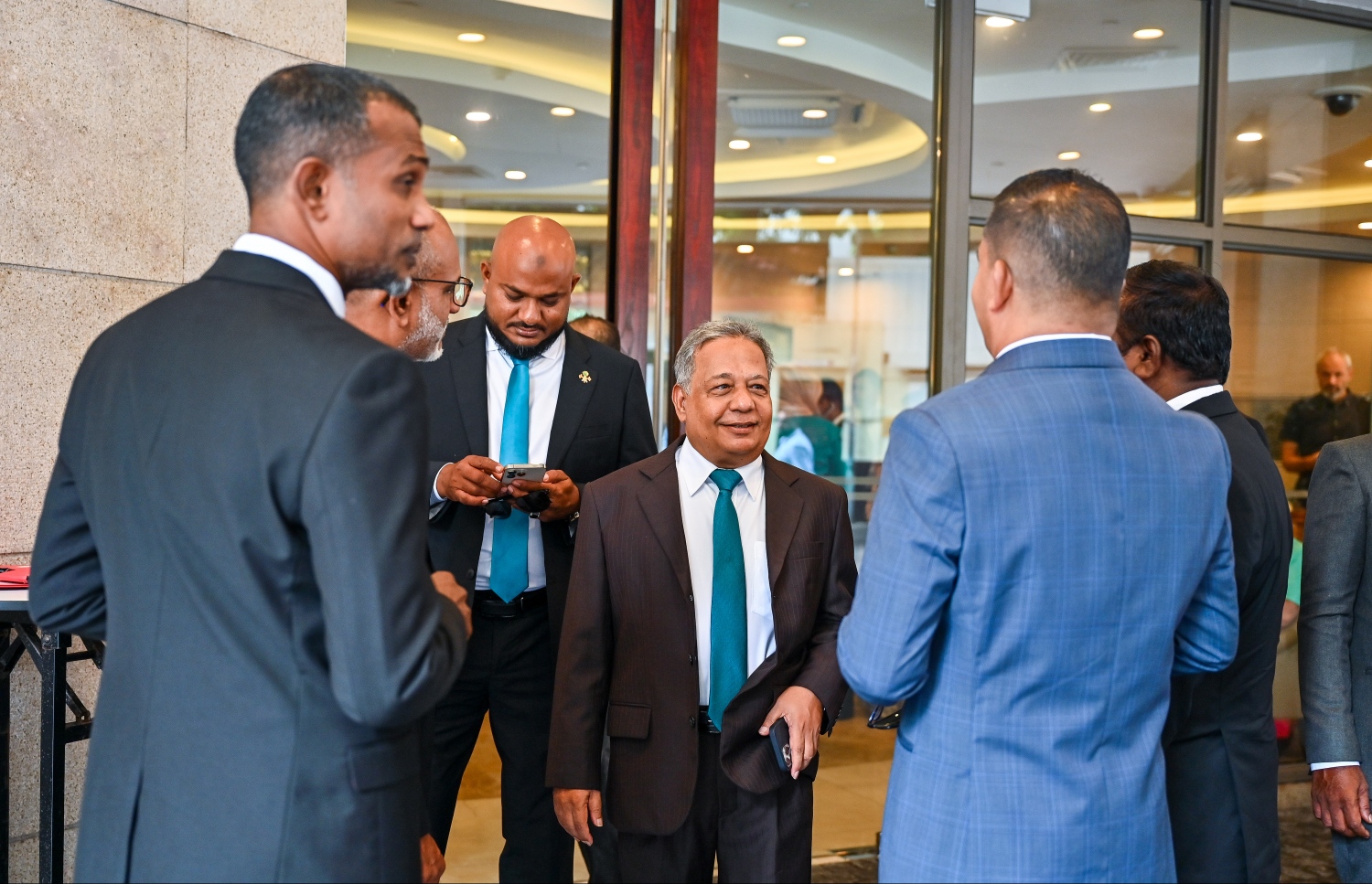 ވިހި ވަނަ ރައްޔިތުންގެ މަޖިލިހަށް އިންތިހާބުކުރި ޕީއެންސީގެ ބޭފުޅުން ހުވާކުރުމުގެ ރަސްމިއްޔާތަށް މީގެ އިރުކޮޅެއް ކުރިން ވަޑައިގަންނަވަނީ.---ފޮޓޯ: ފަޔާޒް މޫސާ| މިހާރު