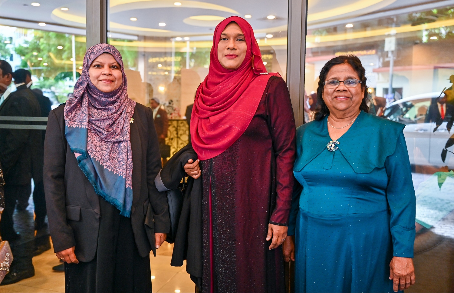 ވިހި ވަނަ ރައްޔިތުންގެ މަޖިލިހަށް އިންތިހާބުކުރި ހުރާ ދާއިރާގެ މެމްބަރު އަނާރާ ނައީމް(ވ)، ނިލަންދޫ ދާއިރާގެ މެމްބަރު ފާތުމަތު ސައުދާ(މ) އަދި މާފަންނު މެދު ދާއިރާ އަސްމާ ރަޝީދު(ކ) ހުވާ ކުރުމުގެ ރަސްމިއްޔާތަށް ވަޑައިގެން.---ފޮޓޯ: ނިޝާން އަލީ| މިހާރު