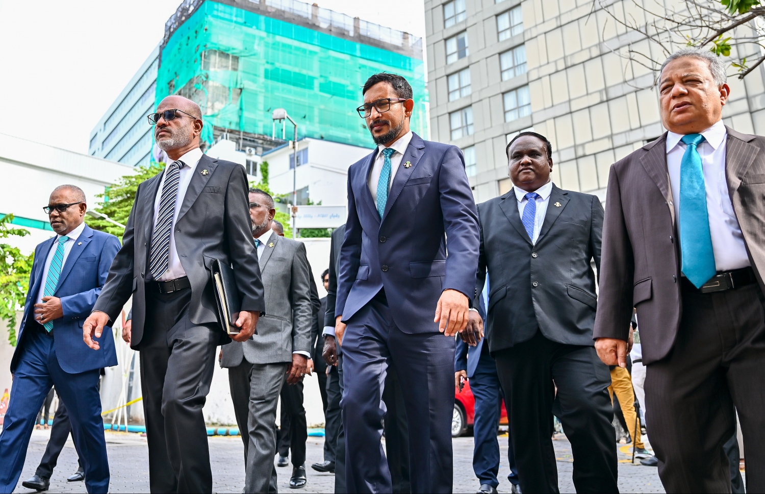 ވިހި ވަނަ ރައްޔިތުންގެ މަޖިލިހަށް އިންތިހާބުކުރި ޕީއެންސީގެ ބޭފުޅުން ހުވާކުރުމުގެ ރަސްމިއްޔާތަށް މީގެ އިރުކޮޅެއް ކުރިން ވަޑައިގަންނަވަނީ.---ފޮޓޯ: ފަޔާޒް މޫސާ | މިހާރު