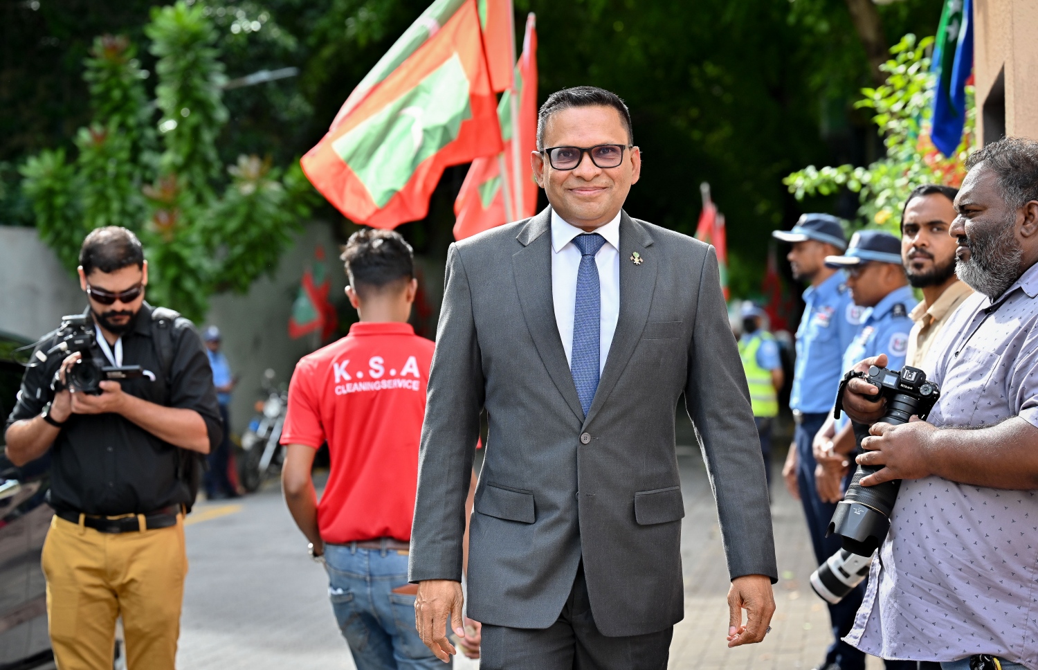 ވިހި ވަނަ ރައްޔިތުންގެ މަޖިލިހަށް އިންތިހާބުވި މާފަންނު އުތުރު ދާއިރާގެ މެމްބަރު މުހައްމަދު ނާޒިމް ހުވާކުރުމުގެ ރަސްމިއްޔާތަށް މީގެ އިރުކޮޅެއް ކުރިން ވަޑައިގަންނަވަނީ.---ފޮޓޯ: ނިޝާން އަލީ| މިހާރު