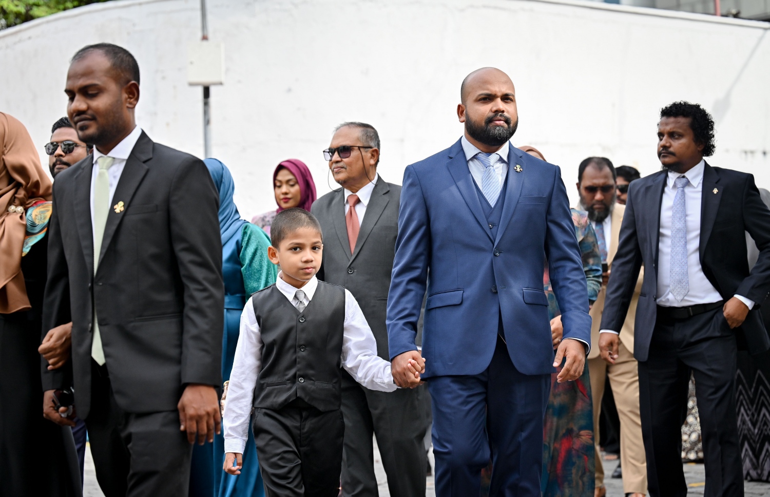 ވިހި ވަނަ ރައްޔިތުންގެ މަޖިލިހަށް އިންތިހާބުކުރި ޕީއެންސީގެ ބޭފުޅުން ހުވާކުރުމުގެ ރަސްމިއްޔާތަށް މީގެ އިރުކޮޅެއް ކުރިން ވަޑައިގަންނަވަނީ.---ފޮޓޯ: ނިޝާން އަލީ| މިހާރު