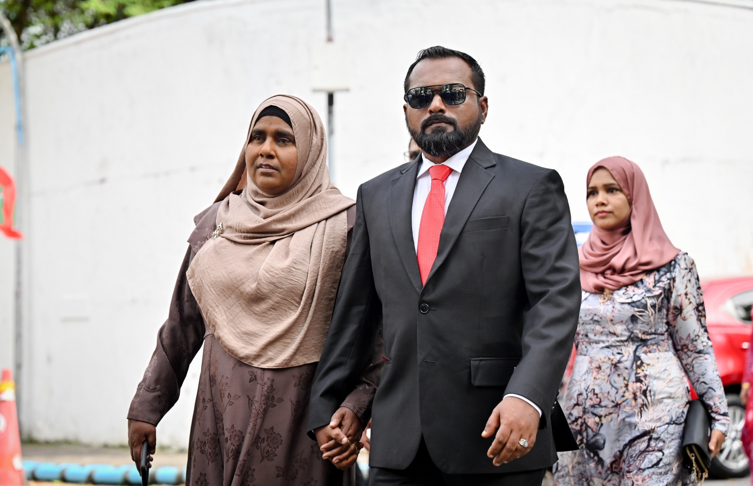 ވިހި ވަނަ ރައްޔިތުންގެ މަޖިލިހަށް އިންތިހާބުކުރި ޕީއެންސީގެ ބޭފުޅުން ހުވާކުރުމުގެ ރަސްމިއްޔާތަށް މީގެ އިރުކޮޅެއް ކުރިން ވަޑައިގަންނަވަނީ.---ފޮޓޯ: ނިޝާން އަލީ| މިހާރު