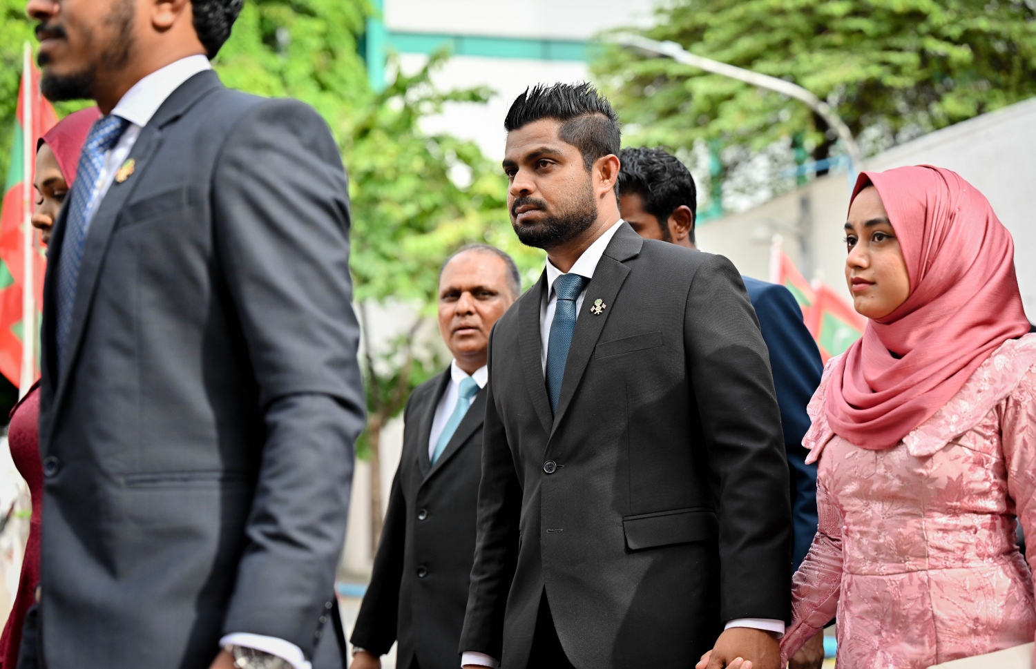 ވިހި ވަނަ ރައްޔިތުންގެ މަޖިލިހަށް އިންތިހާބުކުރި ޕީއެންސީގެ ބޭފުޅުން ހުވާކުރުމުގެ ރަސްމިއްޔާތަށް މީގެ އިރުކޮޅެއް ކުރިން ވަޑައިގަންނަވަނީ.---ފޮޓޯ: ނިޝާން އަލީ| މިހާރު