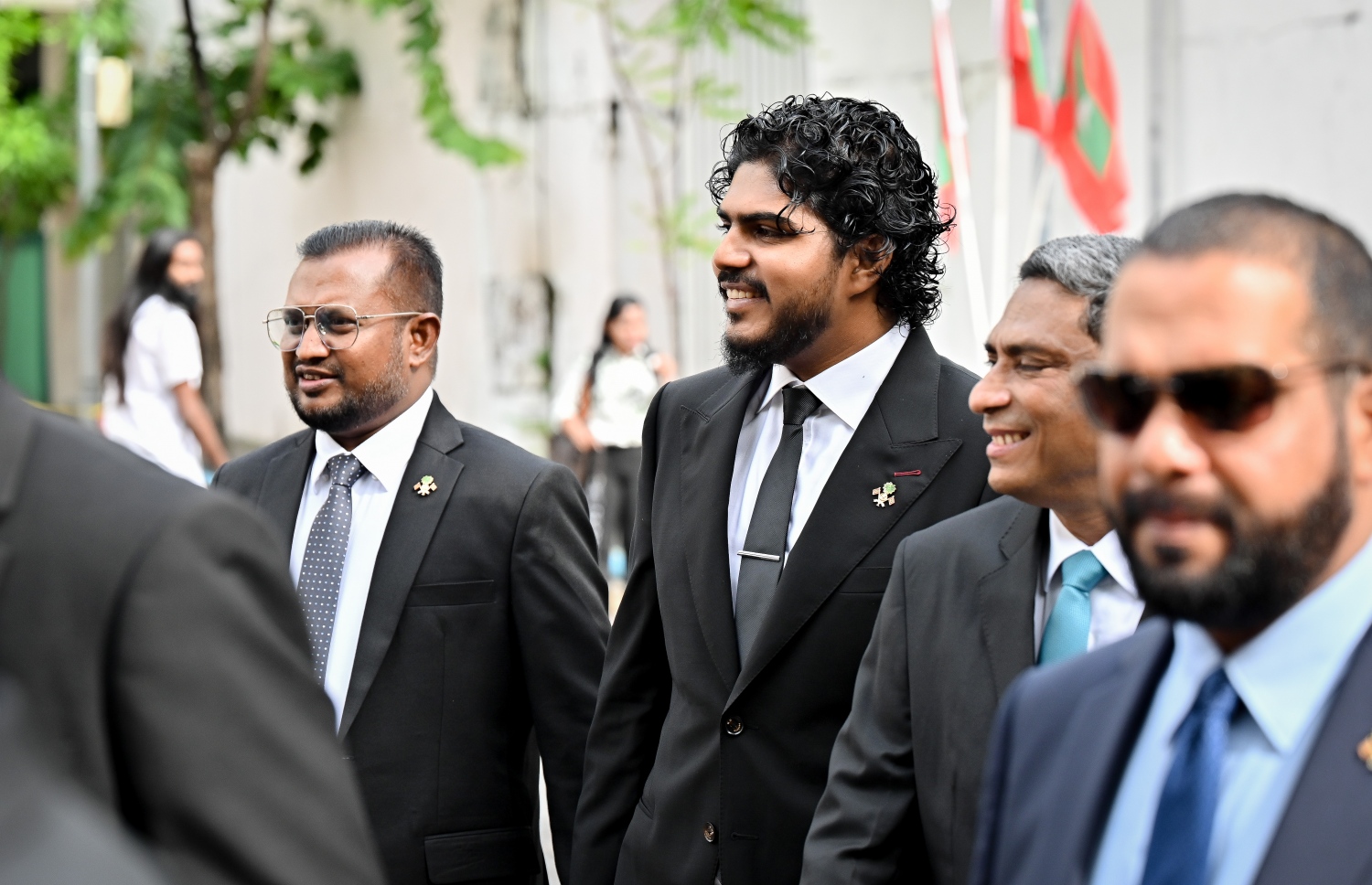 ވިހި ވަނަ ރައްޔިތުންގެ މަޖިލިހަށް އިންތިހާބުވި ހިތަދޫ މެދު ދާއިރާގެ މެމްބަރު އަހްމަދު އަޒާން ހުވާކުރުމުގެ ރަސްމިއްޔާތަށް މީގެ އިރުކޮޅެއް ކުރިން ވަޑައިގަންނަވަނީ.---ފޮޓޯ: ނިޝާން އަލީ| މިހާރު