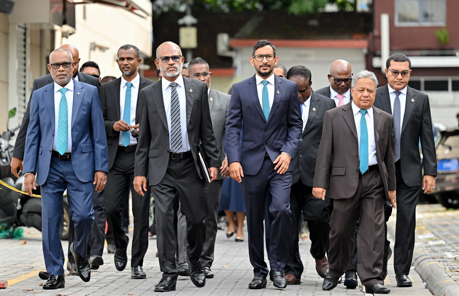 ވިހި ވަނަ ރައްޔިތުންގެ މަޖިލިހަށް އިންތިހާބުކުރި ޕީއެންސީގެ ބޭފުޅުން ހުވާކުރުމުގެ ރަސްމިއްޔާތަށް މީގެ އިރުކޮޅެއް ކުރިން ވަޑައިގަންނަވަނީ.---ފޮޓޯ: ނިޝާން އަލީ| މިހާރު