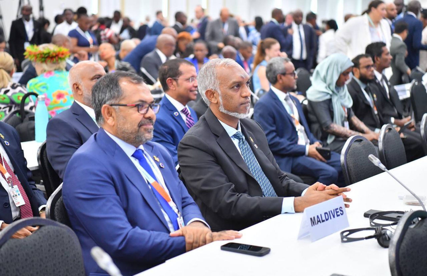 މިހާރު ކުރިއަށް ގެންދާ ސިޑްސް ކޮންފަރެންސްގެ ހަވާސާގައި ބޭއްވި ބައްދަލުވުމެއްގައި ރައީސް މުއިއްޒާއި އެ މަނިކުފާނުގެ ވަފުދުގެ ބޭފުޅުން ބައިވެރިވެވަޑައިގަންނަވަނީ.--- ފޮޓޯ: ރައީސް އޮފީސް