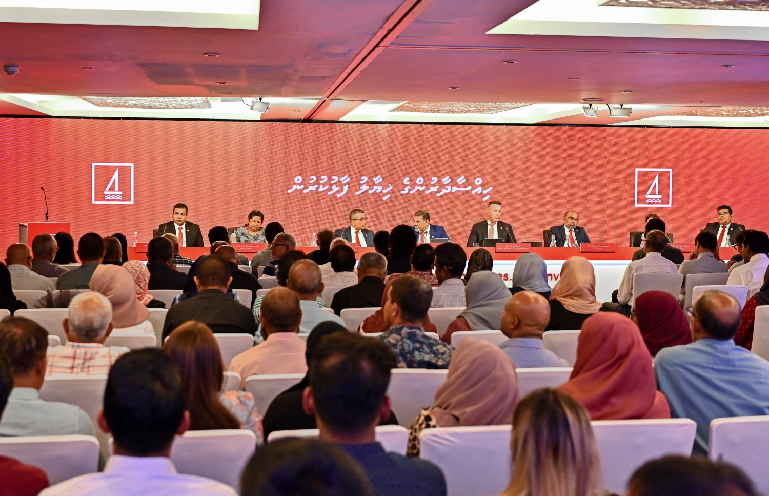 ބޭންކް އޮފް މޯލްޑިވްސްގެ އަހަރީ އާންމު ޖަލްސާގައި އެ ބޯޑު މެމްބަރުންނާއި ބައެއް ހިއްސާދާރުން.--- ފޮޓޯ: ފަޔާޒް މޫސާ / މިހާރު