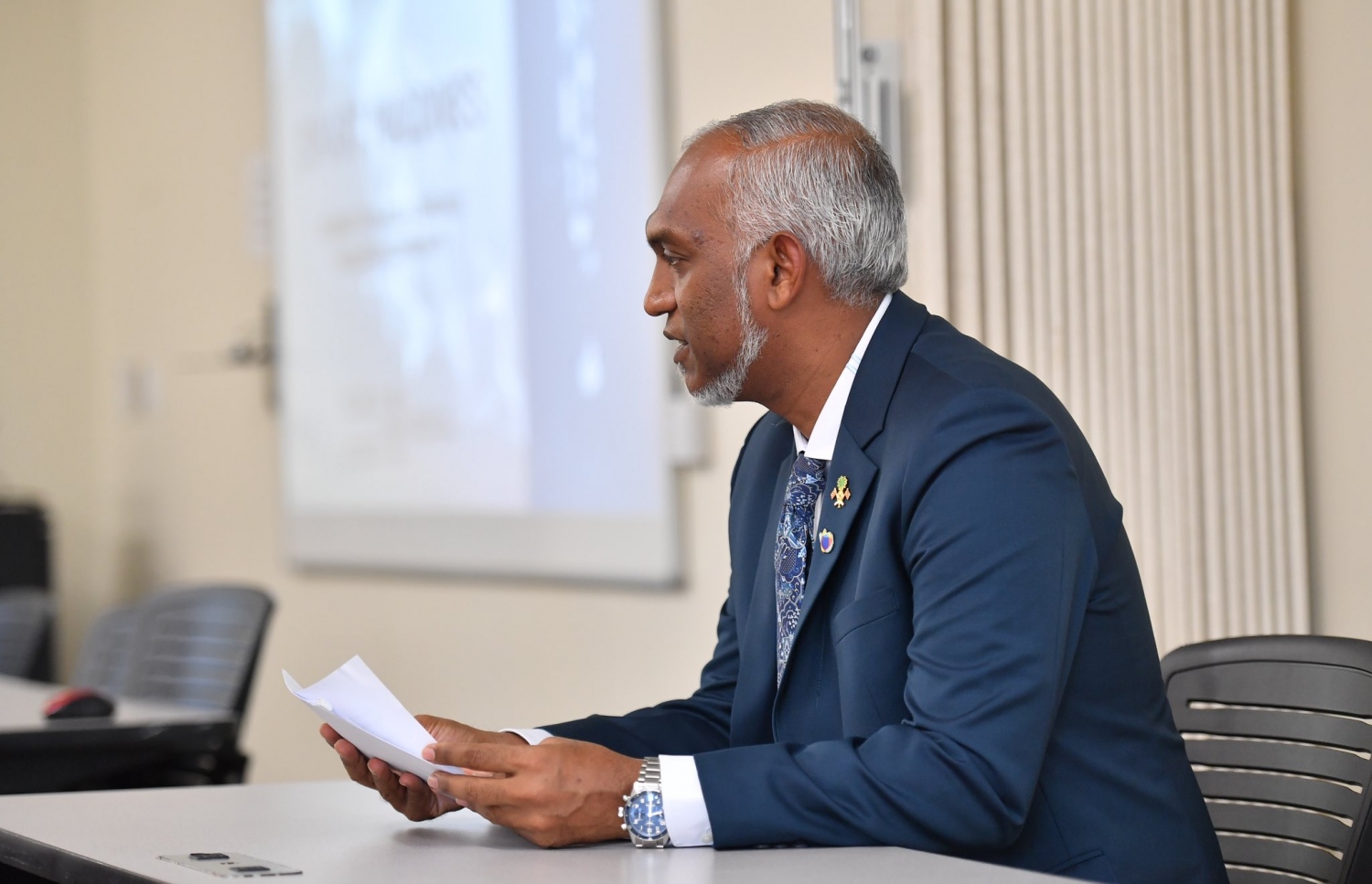 ސިޑްސް ކޮންފަރެންސްގެ ހަވާސާގައި ރާއްޖެއިން އިންތިޒާމުކޮށްގެން ބޭއްވި "ސްމާޓް މޯލްޑިވްސް: ޖާނީ ޓުވާޑްސް އަ ޑިޖިޓަލީ އިންކްލޫސިވް ކޮމިނިއުނިޓީ" ބައްދަލުވުމުގައި ރައީސް ޑރ. މުހައްމަދު މުއިއްޒު ވާހަކަދައްކަވަނީ.-- ފޮޓޯ: ރައީސް އޮފީސް