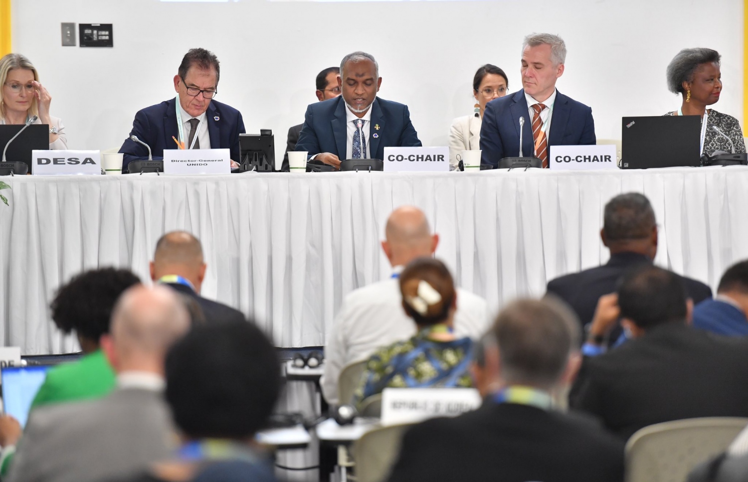 ރައީސް މުއިއްޒު ހަތަރުވަނަ އިންޓަނޭޝަނަލް ކޮންފަރެންސް އޮން ސްމޯލް އައިލެންޑް ޑިވެލޮޕިން ސްޓޭޓްސް (ސިޑްސް) ގެ ބައްދަލުވުމެއްގެ ރިޔާސަތު ބަލަހައްޓަވައި ދެއްވަނީ