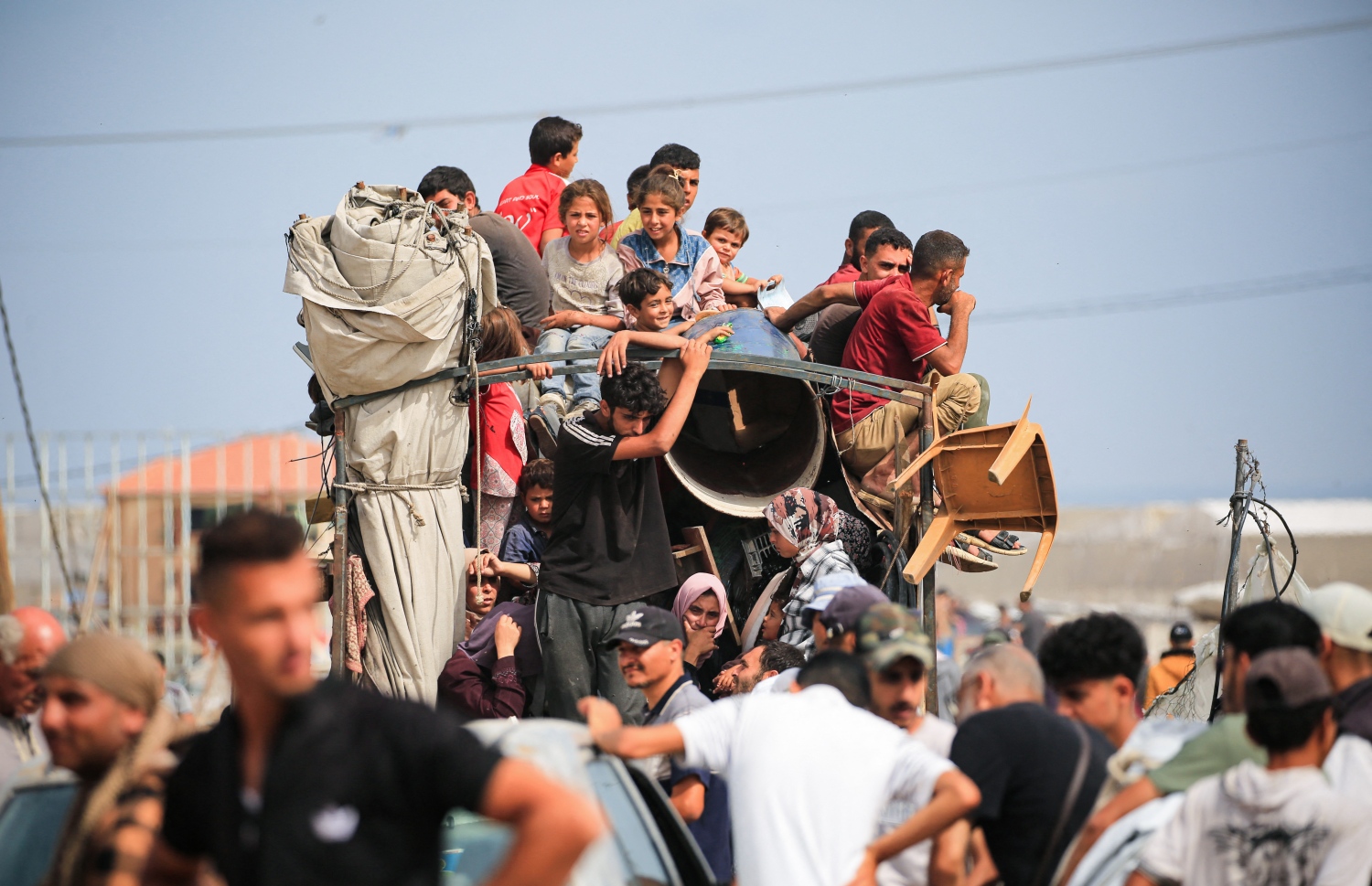 އިޒްރޭލުން ރަފަހްއަށް ދެމުންދާ ހަމަލާތަކުން ސަލާމަތް ވާން، މިލިއަނެއްހާ ފަލަސްތީނުގެ ރައްޔިތުންނަށް ވަނީ ގެދޮރު ދޫކުރަން މަޖުބޫރުވެފައި. --ފޮޓޯ: އޭއެފްޕީ