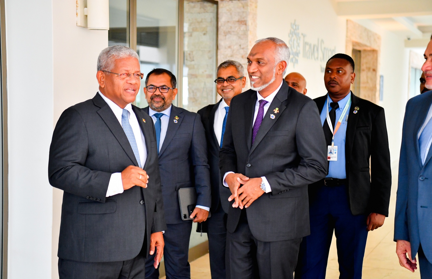 ސިޑްސް ކޮންފަރެންސްގައި ބައިވެރިވެވަޑައިގަތުމަށް އެންޓީގާ އެންޑް ބާބިޔުޑާއަށް ރައީސް މުއިއްޒު މިހާރު ކުރައްވަމުންގެންދަވާ ދަތުރުފުޅުގައި ސީޝެލްގެ ރައީސް ވިވެލް ރަމަކަލަވަންއާ ބައްދަލުކުރައްވަނީ.--- ފޮޓޯ: ރައީސް އޮފިސް