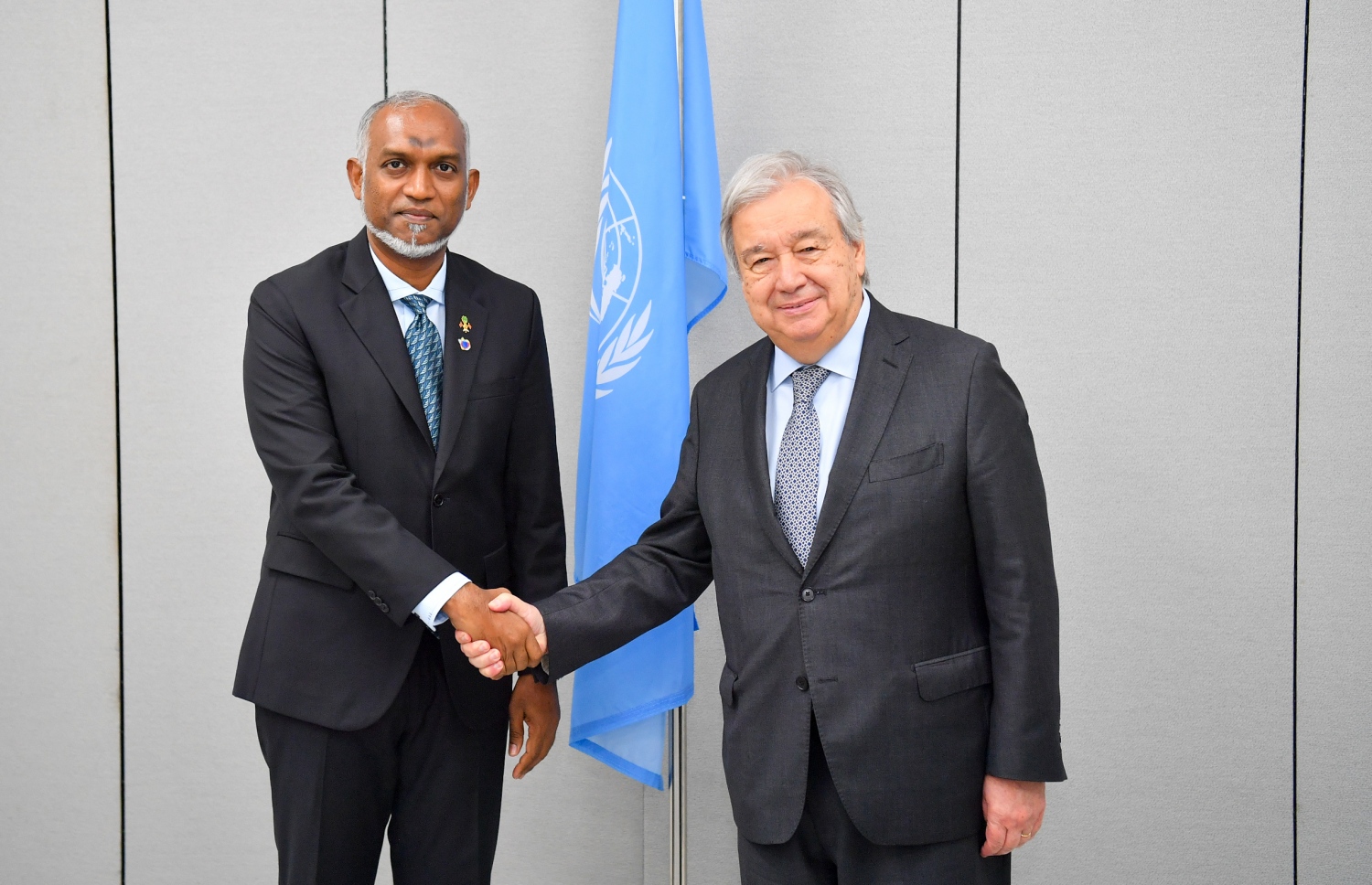 ސިޑްސް ކޮންފަރެންސްގައި ބައިވެރިވެވަޑައިގަތުމަށް އެންޓީގާ އެންޑް ބާބިޔުޑާ އަށް ރައީސް މުއިއްޒު މިހާރު  ކުރައްވަމުންގެންދަވާ ދަތުރުފުޅުގައި އ.ދ. ގެ ސެކްރެޓަރީ ޖެނެރަލް އެންޓޯނިއޯ ގުޓްރެސްއާ ބައްދަލުކުރައްވަނީ.--- ފޮޓޯ: ރައީސް އޮފީސް