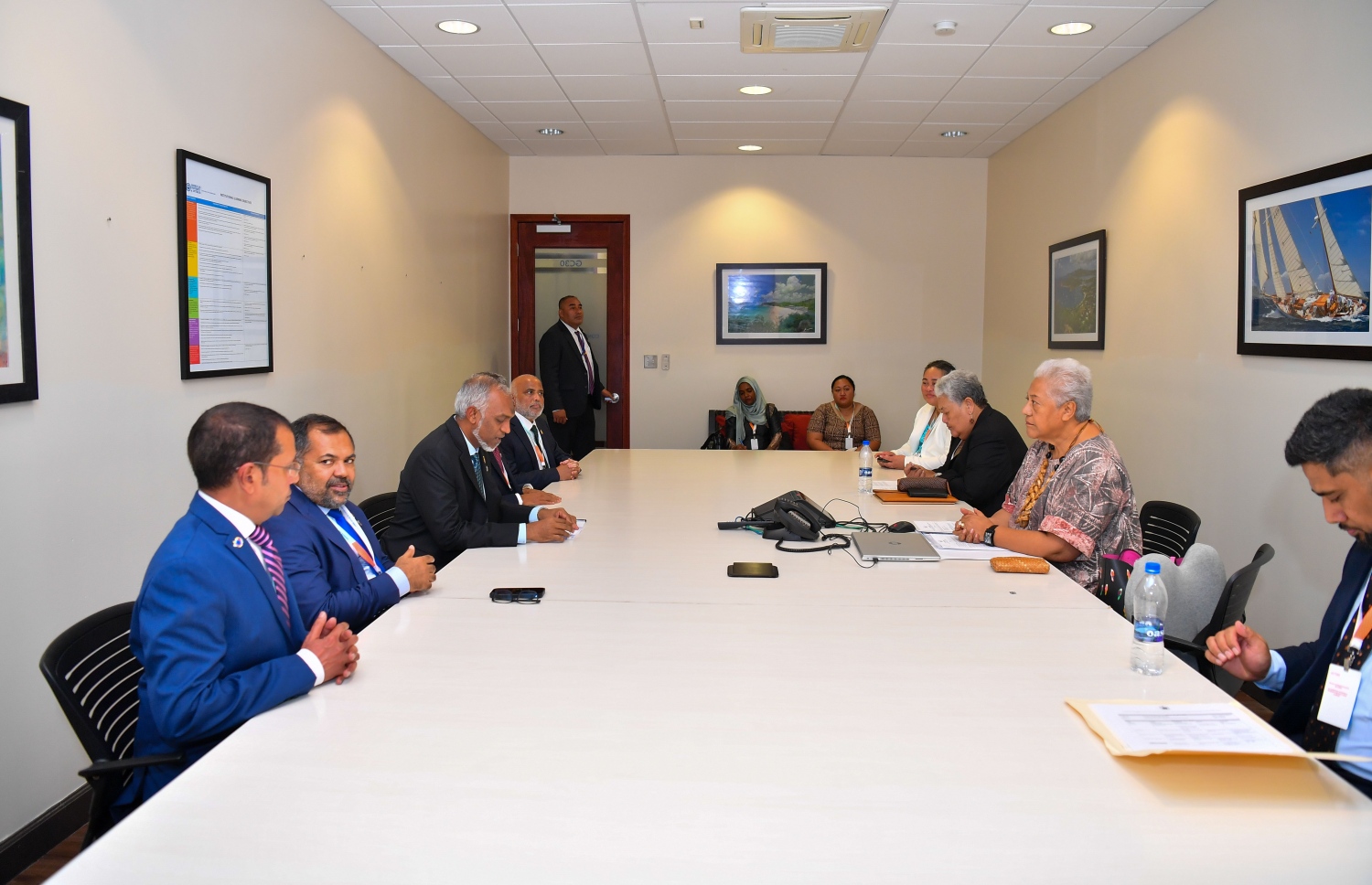 ސިޑްސްގެ ހަތަރު ވަނަ ކޮންފަރެންސްގައި ބައިވެރިވެވަޑައިގަތުމަށް އެންޓީގާ އެންޑް ބާބިޔުޑާ އަށް ރައީސް މުއިއްޒު މިހާރު ކުރައްވަމުން ގެންދަވާ ދަތުރުފުޅުގައި ސަމޯއާގެ ބޮޑުވަޒީރު ފިއާމީ ނައޮމީ މަޓަފާއާ ބައްދަލުކުރައްވަނީ.--- ފޮޓޯ: ރައީސް އޮފީސް