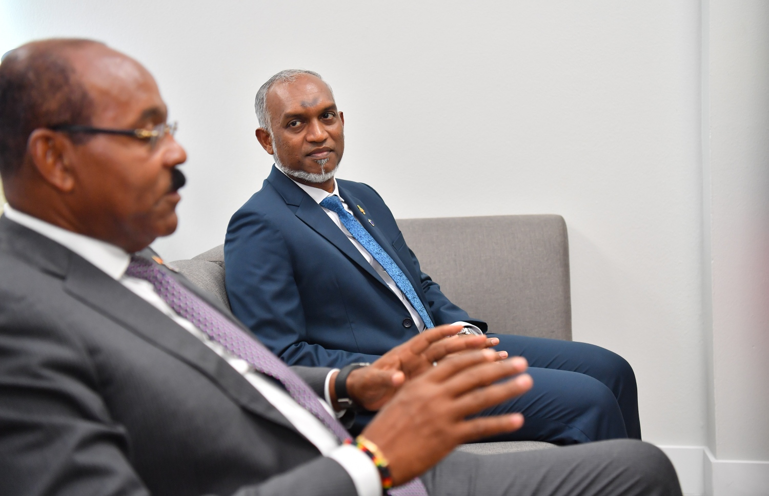 ސިޑްސް ކޮންފަރެންސްގައި ބައިވެރިވެވަޑައިގަތުމަށް އެންޓީގާ އެންޑް ބާބިޔުޑާއަށް ރައީސް މުއިއްޒު މިހާރު ކުރައްވަމުން ގެންދަވާ ދަތުރުފުޅުގައި އެންޓީގާ އެންޑް ބާބިޔުޑާގެ ބޮޑުވަޒީރު ގެސްޓޮން ބްރައުންއާ ބައްދަލުކުރައްވަނީ.--- ފޮޓޯ: ރައީސް އޮފީސް