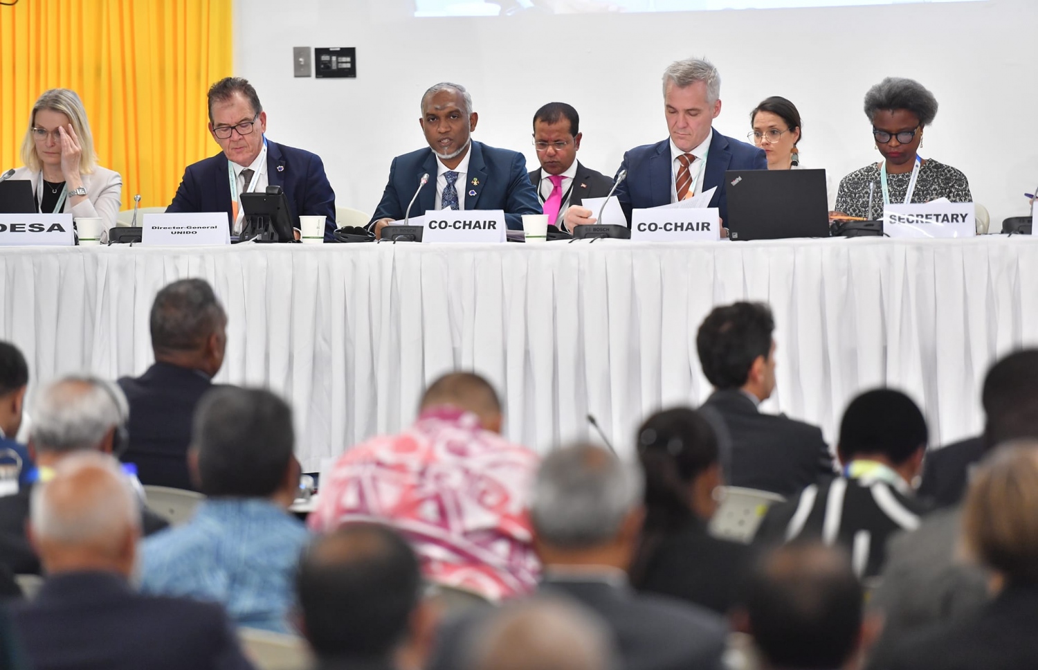 ރައީސް މުއިއްޒު ހަތަރު ވަނަ އިންޓަނޭޝަނަލް ކޮންފަރެންސް އޮން ސްމޯލް އައިލެންޑް ޑިވެލޮޕިން ސްޓޭޓްސް (ސިޑްސް) ގެ ބައްދަލުވުމެއްގެ ރިޔާސަތު ބަލަހައްޓަވައި ދެއްވަނީ.---ފޮޓޯ: ރައީސް އޮފީސް