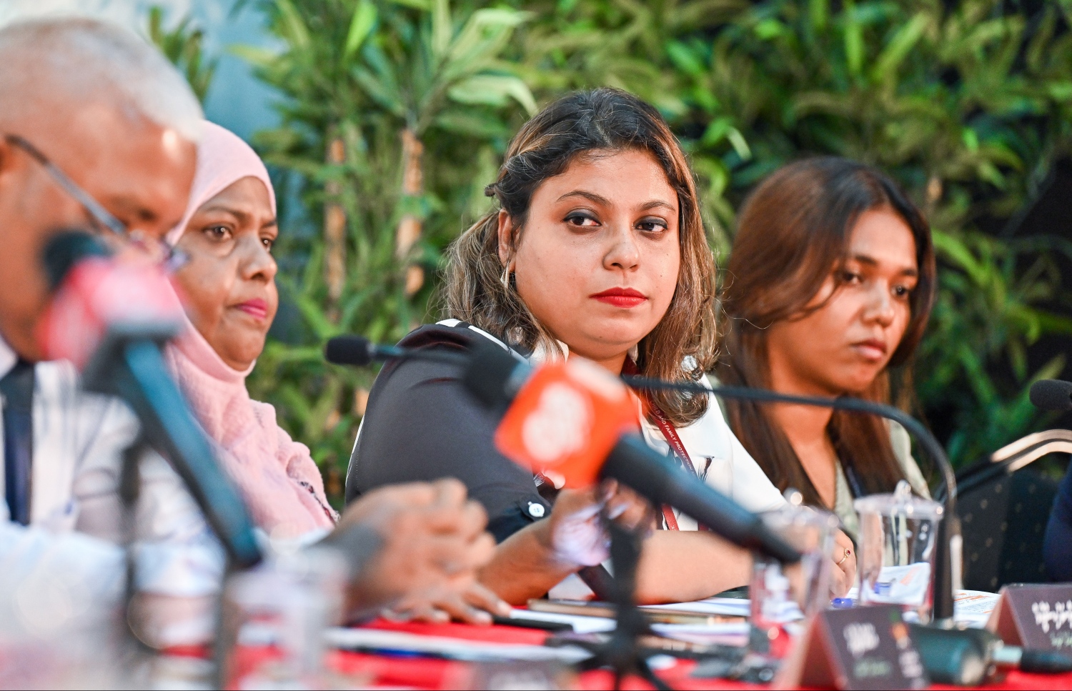 ޖެންޑާ މިނިސްޓްރީން މިއަދު ބޭއްވި ނޫސްވެރިންގެ ބައްދަލުވުމުގައި އެ މިނިސްޓްރީގެ ބޭފުޅުން ބައިވެރިވަނީ.-- ފޮޓޯ: ފަޔާޒް މޫސާ / މިހާރު