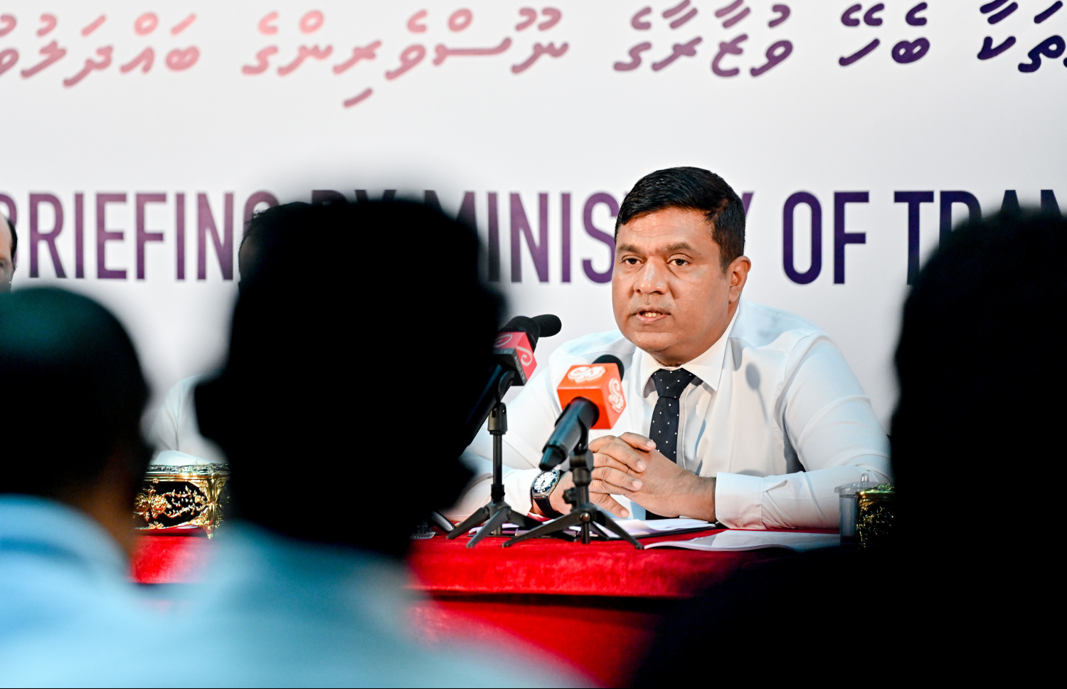 ކުރިން ބޭއްވި ނޫސްވެރިންގެ ބައްދަލުވުމެއްގައި ޓްރާންސްޕޯޓް މިނިސްޓްރަރު މުހައްމަދު އަމީން ވާހަކަ ދައްކަވަނީ.-- ފޮޓޯ: ނިޝާން އަލީ / މިހާރު