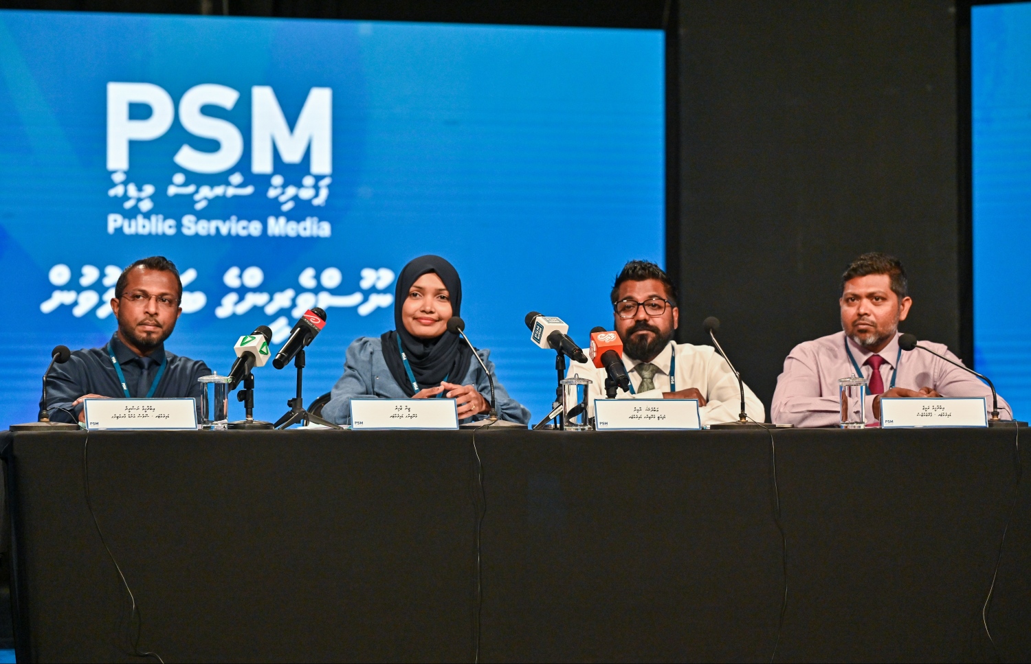 ޕީއެސްއެމުން މިއަދު ބޭއްވި މީޑިއާ ބްރީފިންގައި އެ ކުންފުނީގެ އެމްޑީ ޒީނާ އާއި ޑީއެމްޑީ ޔާމީން އަދި އެހެން ބައެއް އިސްވެރިން.---ފޮޓޯ: ފަޔާޒު މޫސާ| މިހާރު