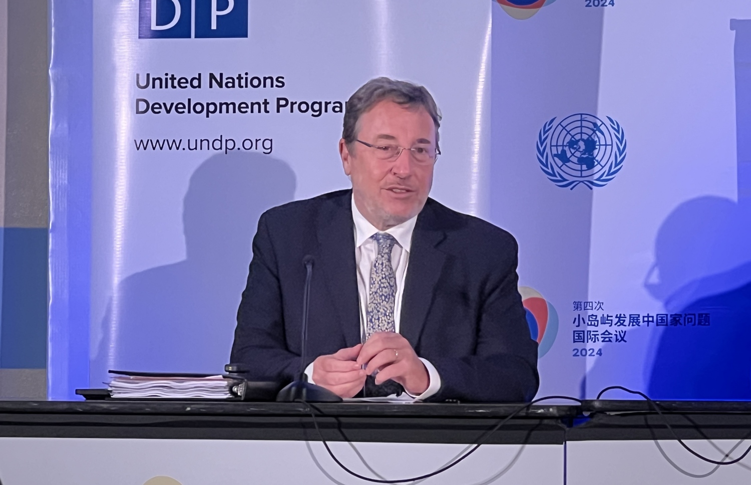 ސިޑްސްގެ 15 ގައުމަކަށް ފައިސާގެ އެހީދިނުމާ ގުޅޭ ގޮތުން ނޫސްވެރިންނަށް މައުލޫމާތު ދިނުމަށް ބޭއްވި ޕްރެސް ކޮންފަރެންސްގައި ޔޫއެންޑީޕީގެ އެޑްމިނިސްޓްރޭޓަރު އަޗިމް ސްޓައިނަ ވާހަކަދައްކަވަނީ.-- ފޮޓޯ: މިހާރު