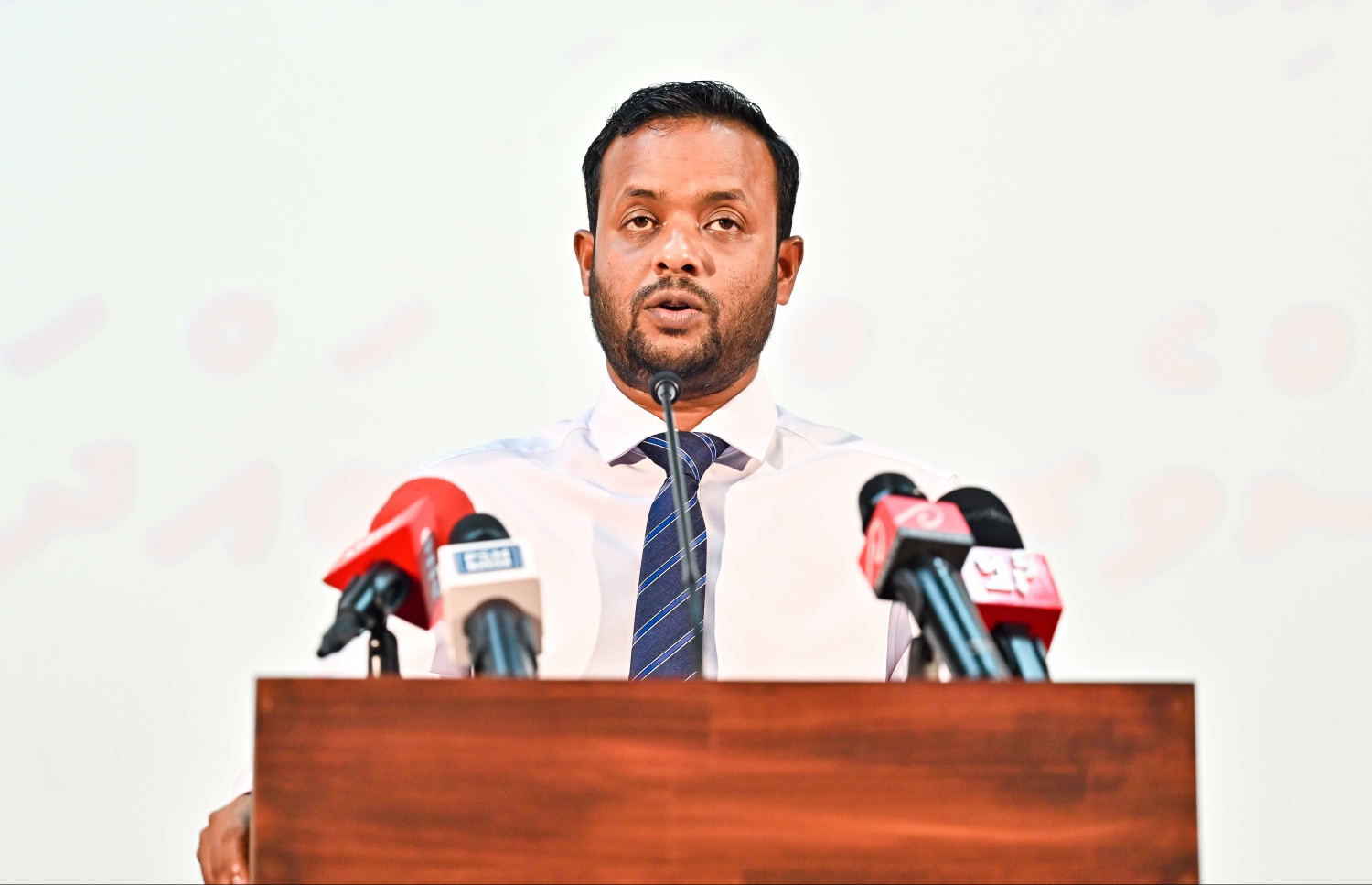 ކޮންސްޓްރަކްޝަން މިނިސްޓްރީން އިއްޔެ ބޭއްވި ނިއުސް ކޮންފަރެންސްގައި މިނިސްޓަރު ޑރ. މުއްތަލިބު އިއްޔެ ވާހަކަދައްކަވަނީ.-- ފޮޓޯ: ފަޔާޒު މޫސާ/ މިހާރު