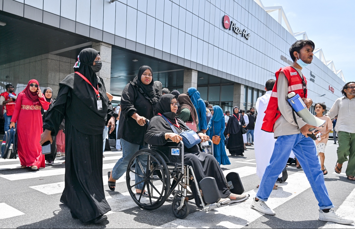 މި އަހަރު ރާއްޖެ އިން ހައްޖަށް ދާ މީހުންގެ ފުރަތަމަ ގްރޫޕްގެ ބައެއް މީހުން މިއަދުގެ މެންދުރު ނަމާދުކުރުމަށް ފަހު ފުރާ ޓާމިނަލަށް ދަނީ -- ފޮޓޯ: ނިޝާން އަލީ | މިހާރު