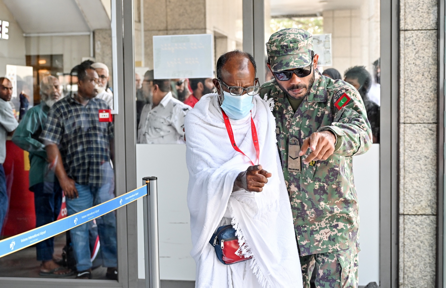 ރާއްޖެ އިން މި އަހަރު ހައްޖަށް ދާ މީހުންގެ ފުރަތަމަ ގުރޫޕްގެ އުމުރުން ދުވަސްވީ މީހަކަށް ސިފައިންގެ މީހަކު އެހީވަނީ.--- ފޮޓޯ: ނިޝާން އަލީ | މިހާރު