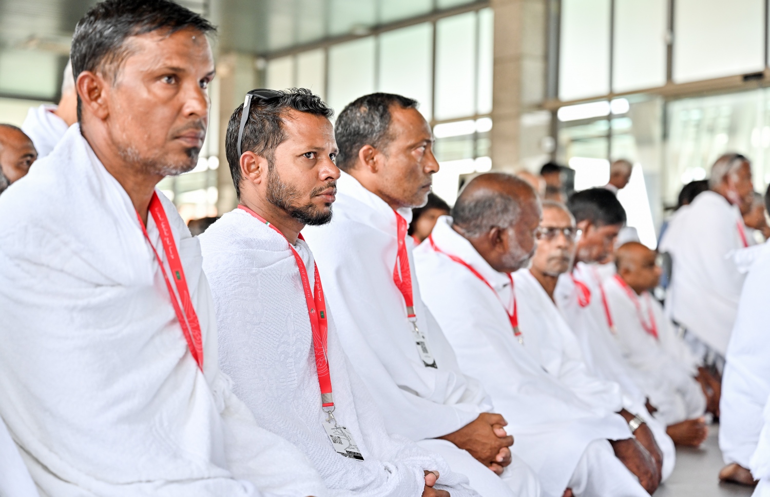 ރާއްޖެ އިން މިދިޔަ އަހަރު ހައްޖަށް ދިޔަ މީހުންގެ ފުރަތަމަ ގުރޫޕްގެ ބަޔަކު ފުރަން ގޮސް ވެލާނާ އިންޓާނޭޝަނަލް އެއާޕޯޓްގައި ހަރަކާތްތެރިވަނީ.--- ފޮޓޯ: ނިޝާން އަލީ| މިހާރު