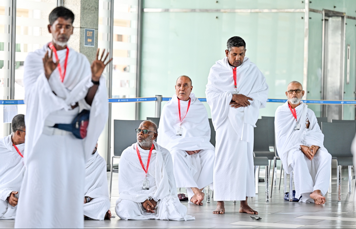 ރާއްޖެ އިން މި އަހަރު ހައްޖަށް ދާ މީހުންގެ ފުރަތަމަ ގުރޫޕްގެ މީހުން މިއަދު ފުރުމުގެ ކުރިން ވެލާނާ އިންޓަނޭޝަނަލް އެއާޕޯޓުގައި މެންދުރު ނަމާދު ކުރަނީ.--- ފޮޓޯ: ނިޝާން އަލީ | މިހާރު